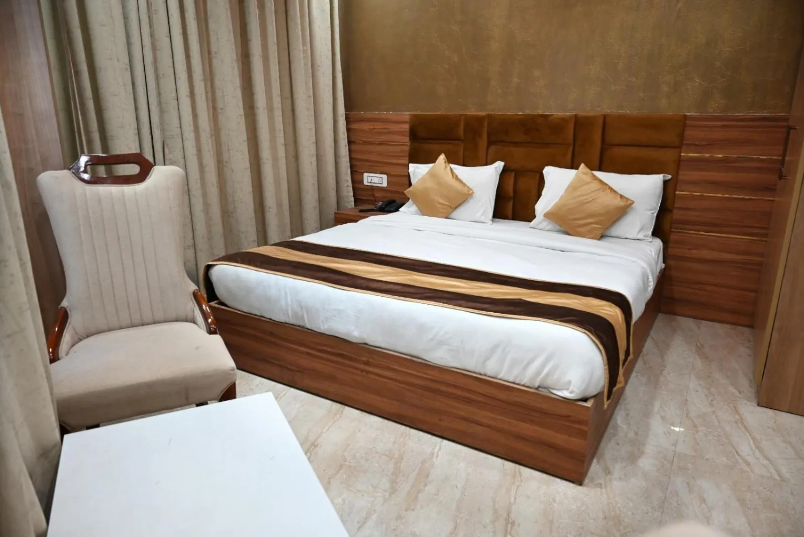 Bed in Hotel Navraj Palace