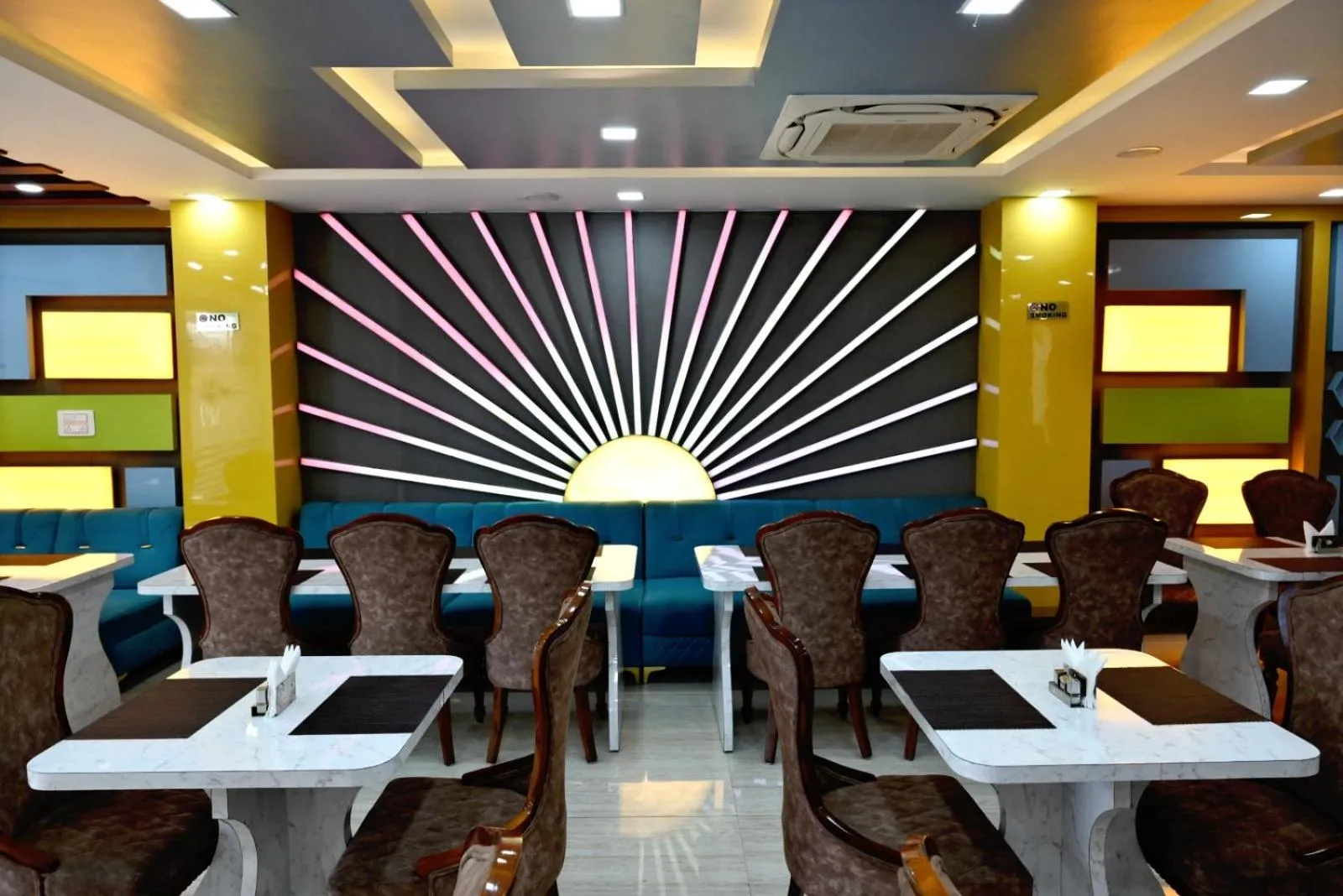 Restaurant/places to eat in Hotel Navraj Palace