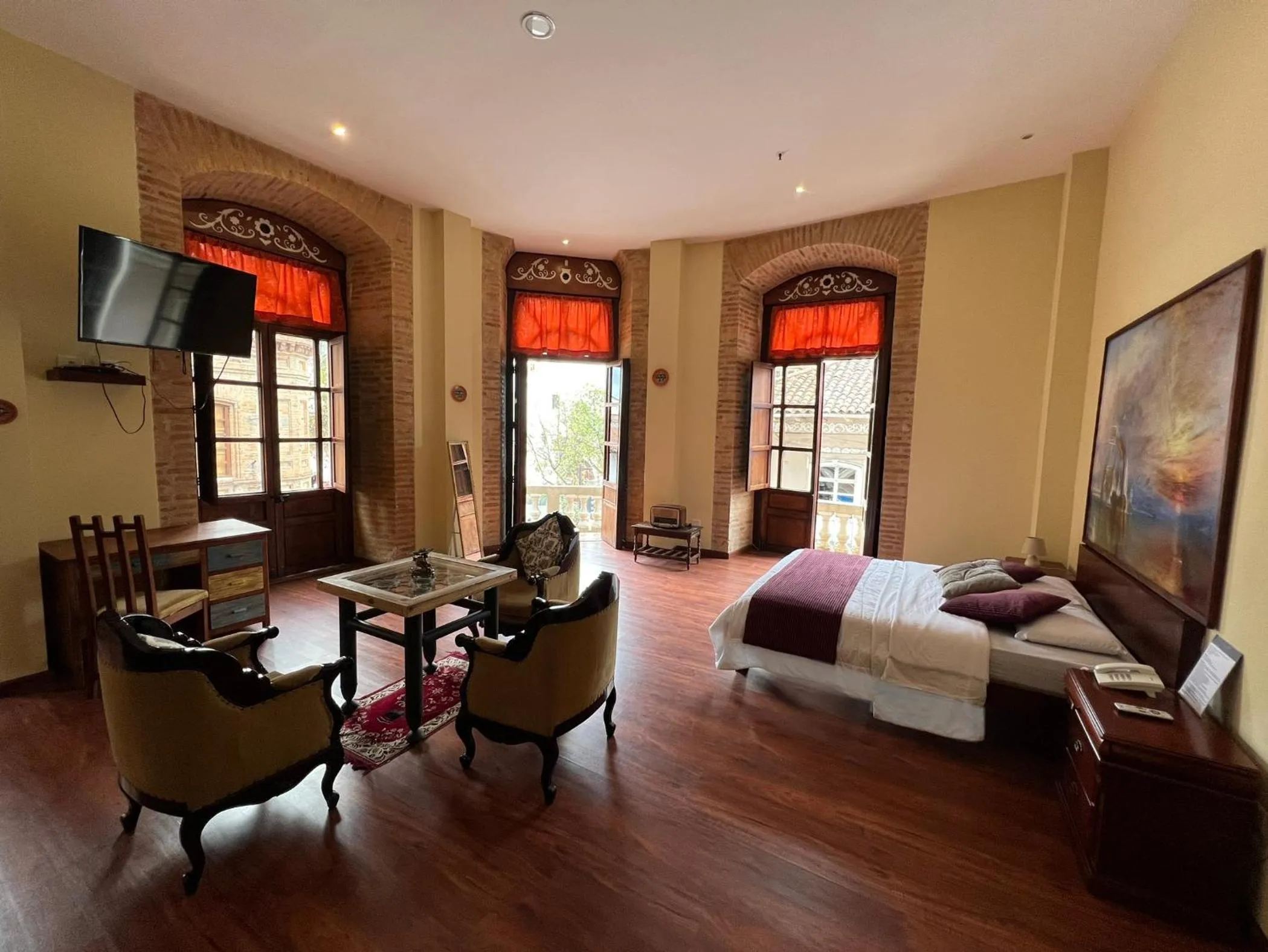 Photo of the whole room, Bed in Floré Hotel Boutique Cuenca
