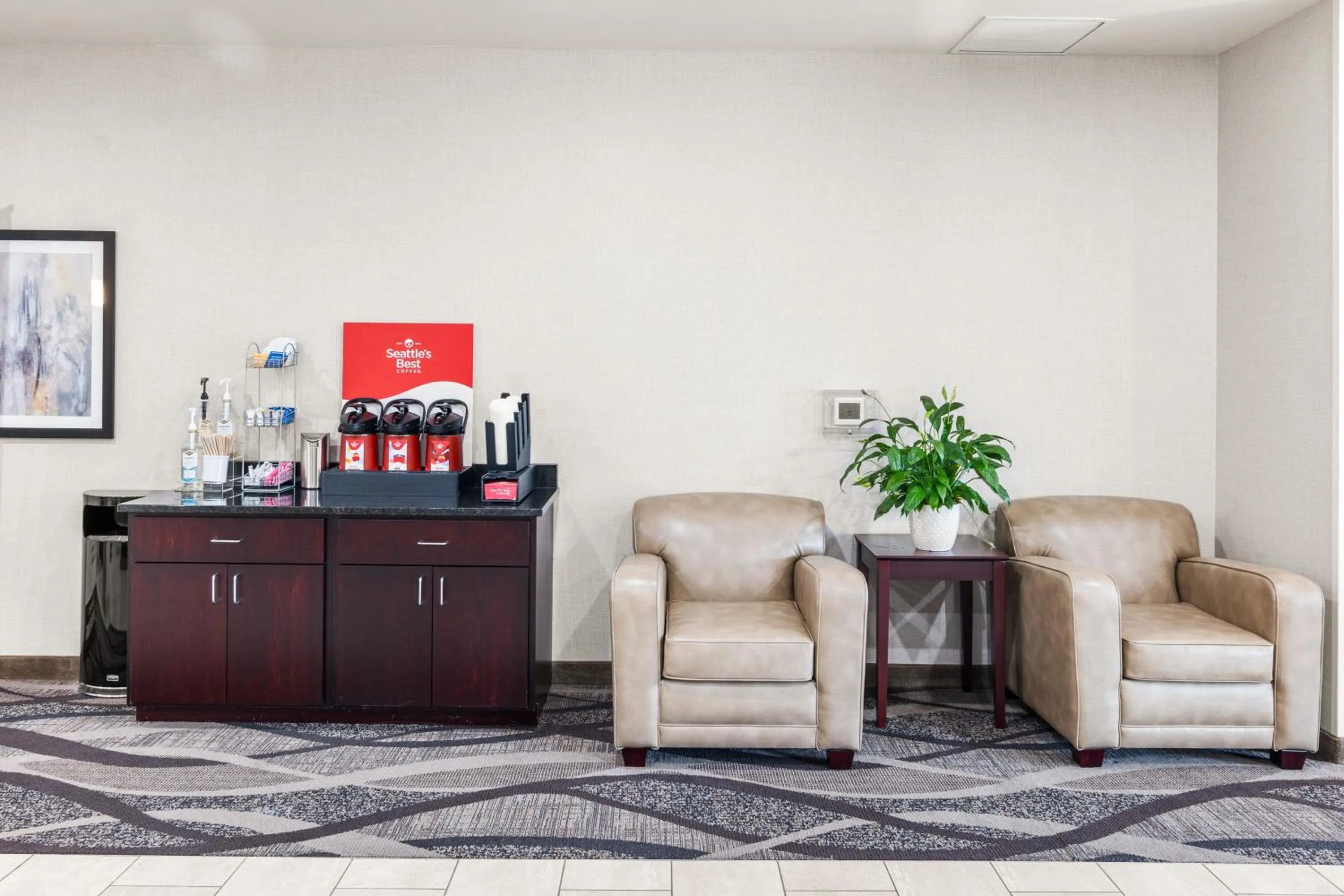 Coffee/tea facilities in Cobblestone Hotel & Suites Denmark - Green Bay