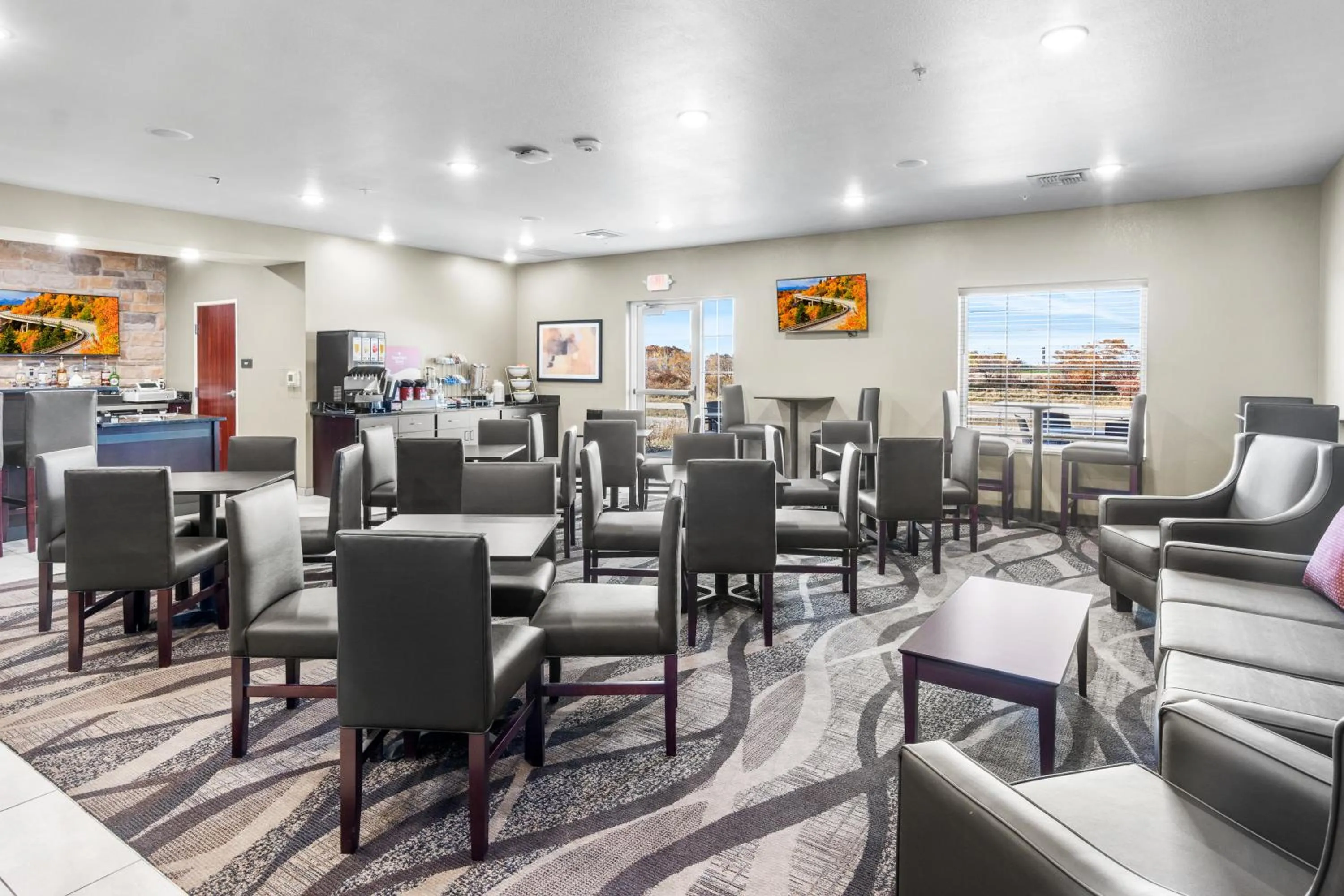 Breakfast in Cobblestone Hotel & Suites Denmark - Green Bay