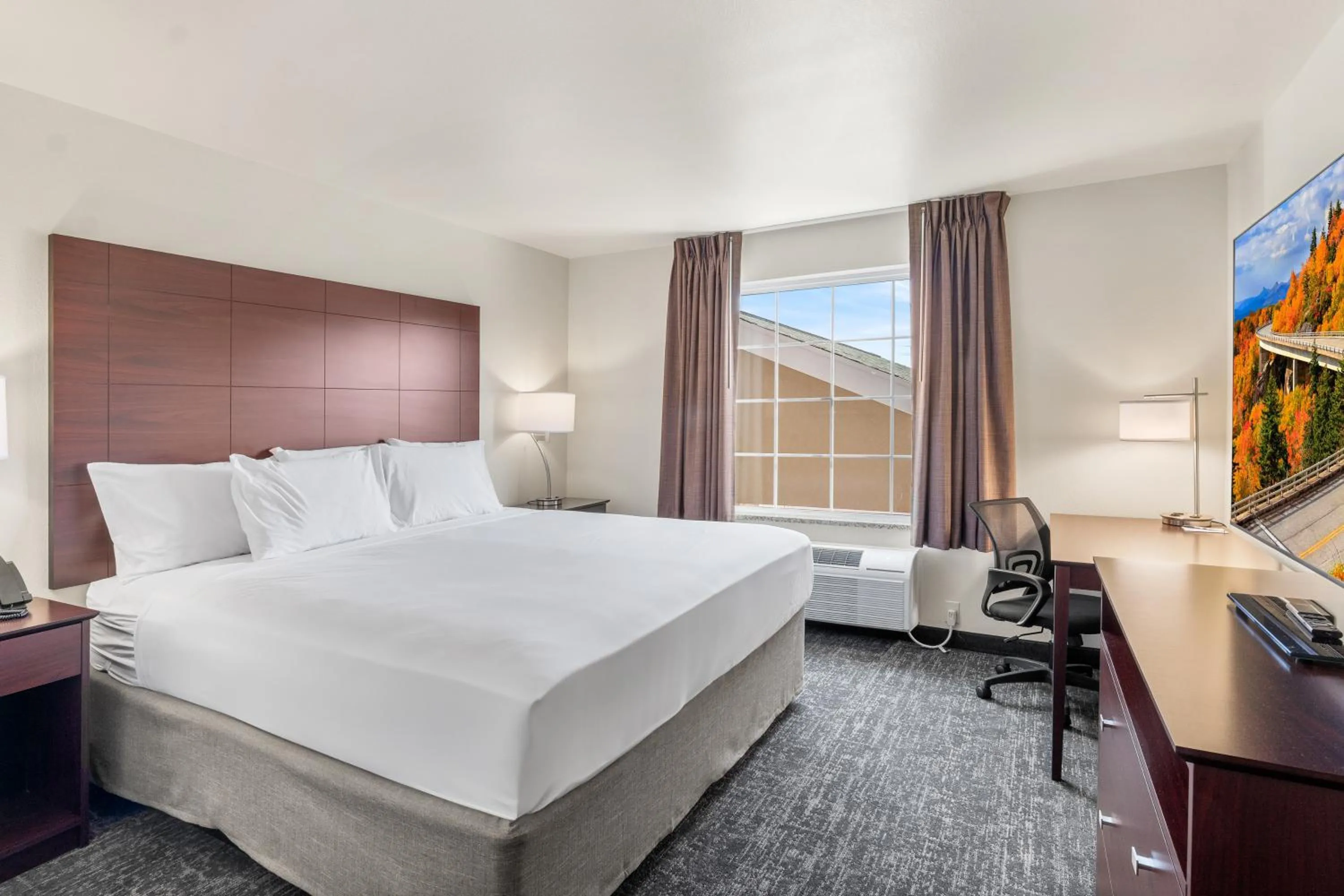 Bedroom, Bed in Cobblestone Hotel & Suites Denmark - Green Bay