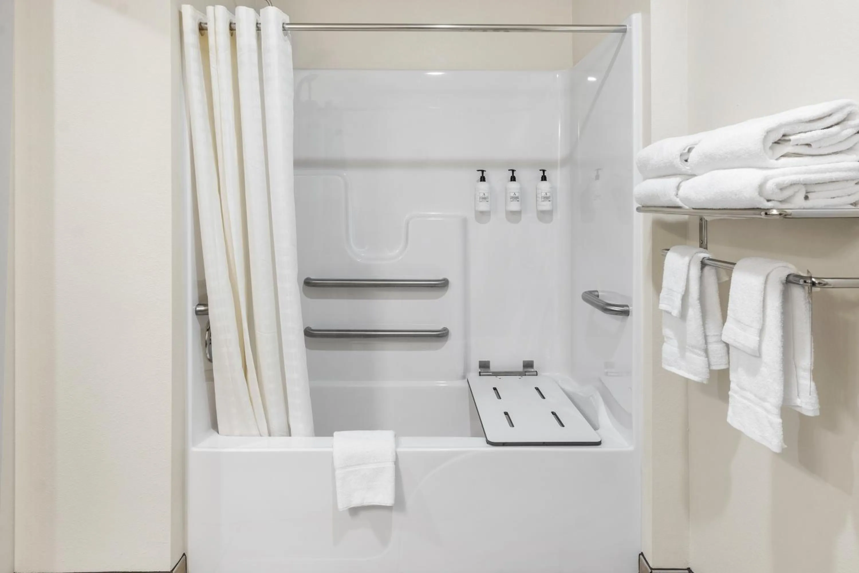 Bathroom in Cobblestone Hotel & Suites Denmark - Green Bay