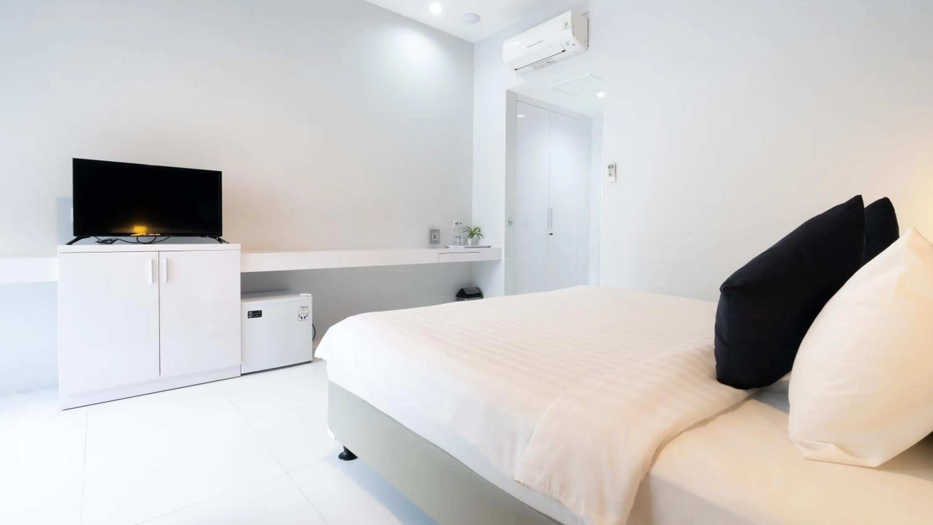 Communal lounge/ TV room, Bed in Cozy Stay Bali by ARM Hospitality