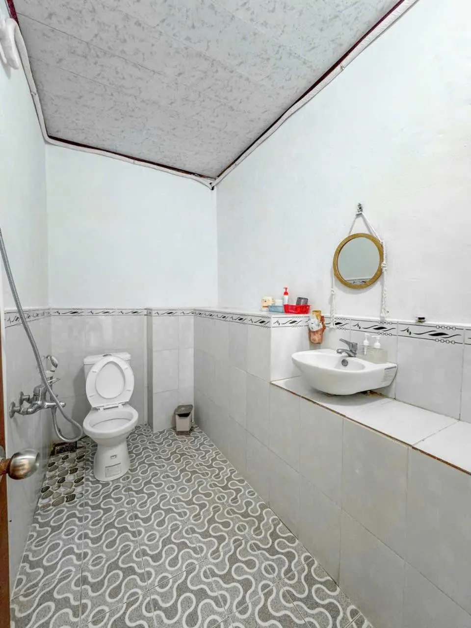 Shower in Long Vĩ hotel - đảo Phú Quý