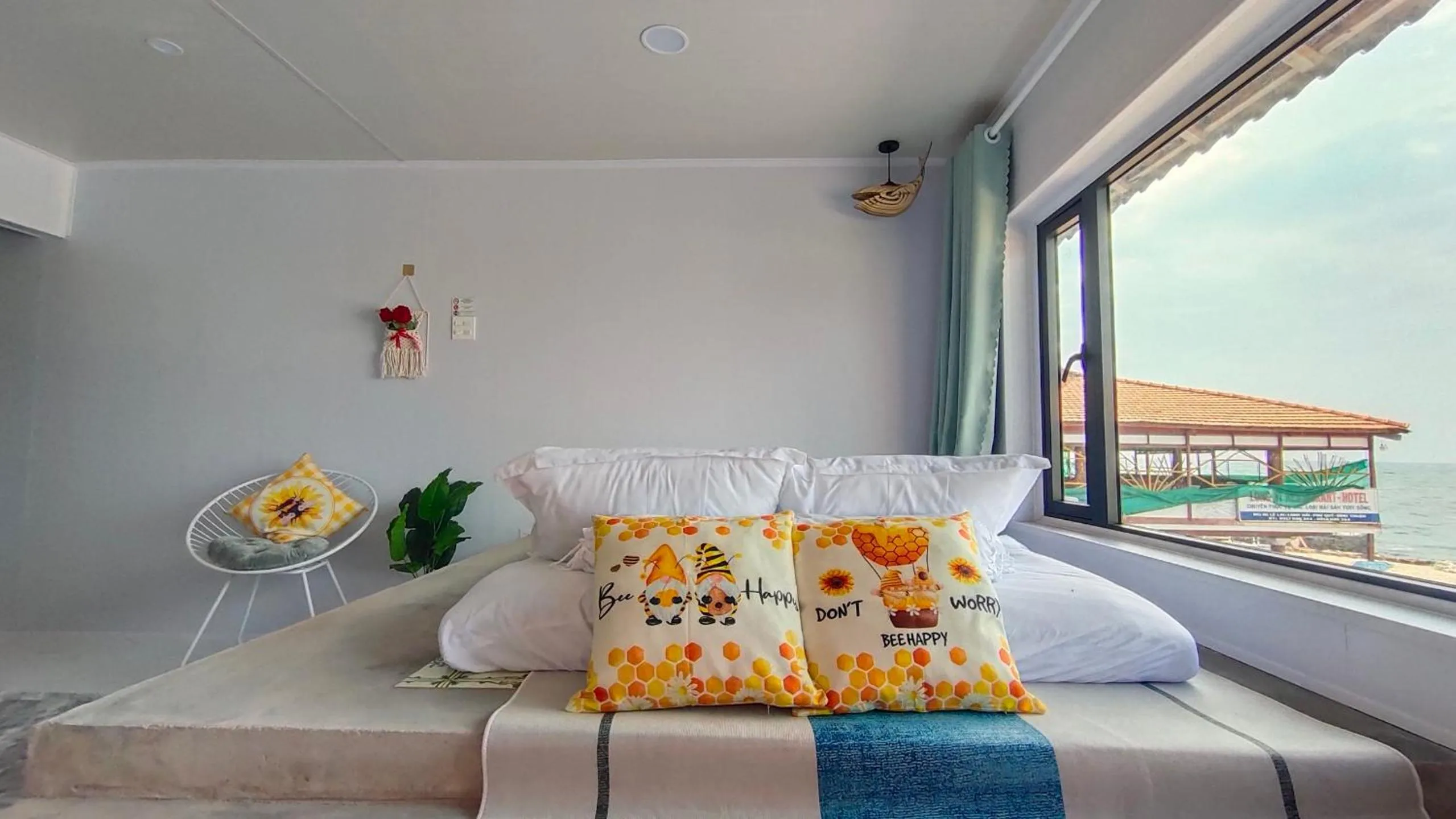 Bed in Long Vĩ hotel - đảo Phú Quý