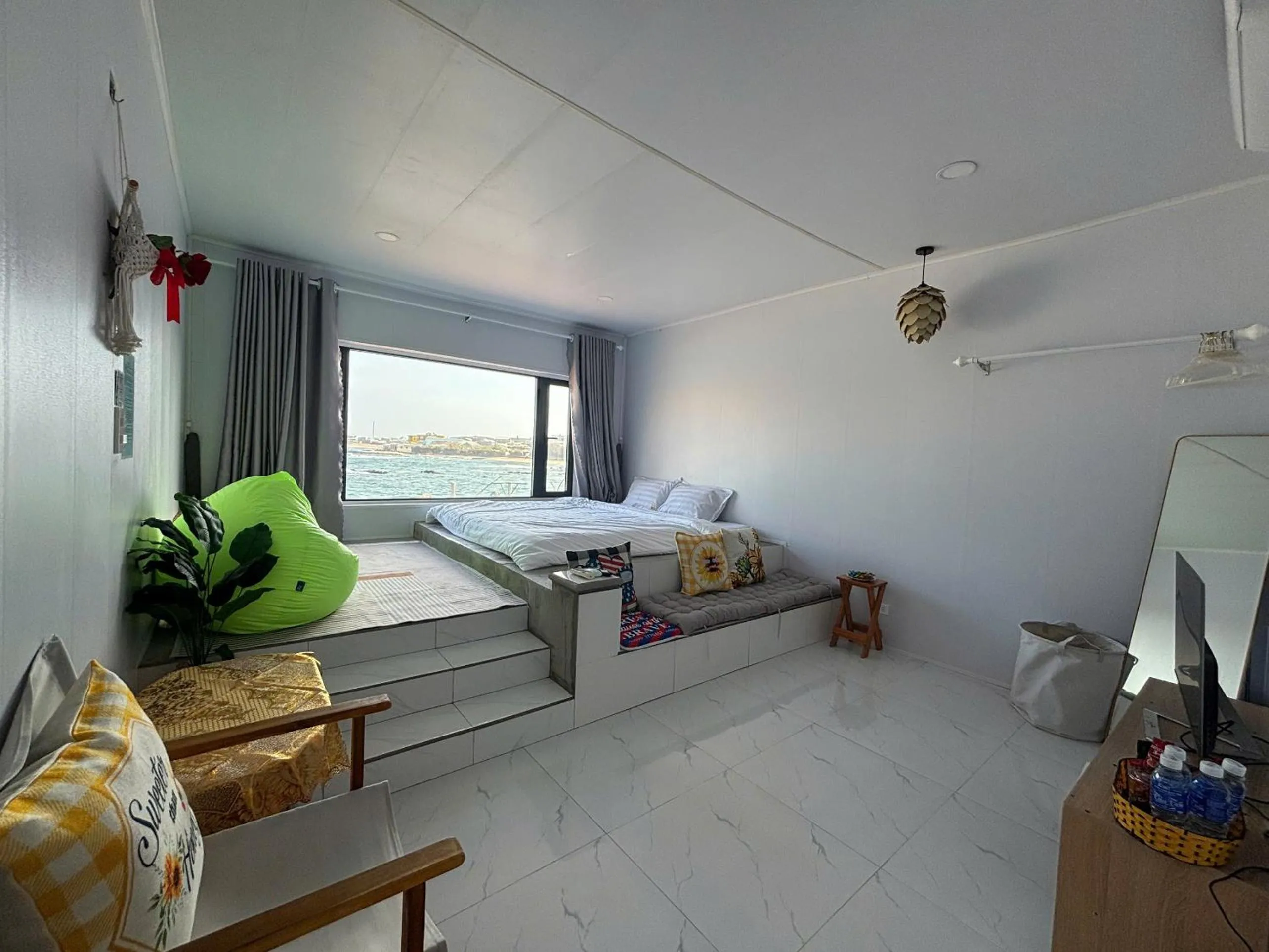 Bedroom, Bed in Long Vĩ hotel - đảo Phú Quý