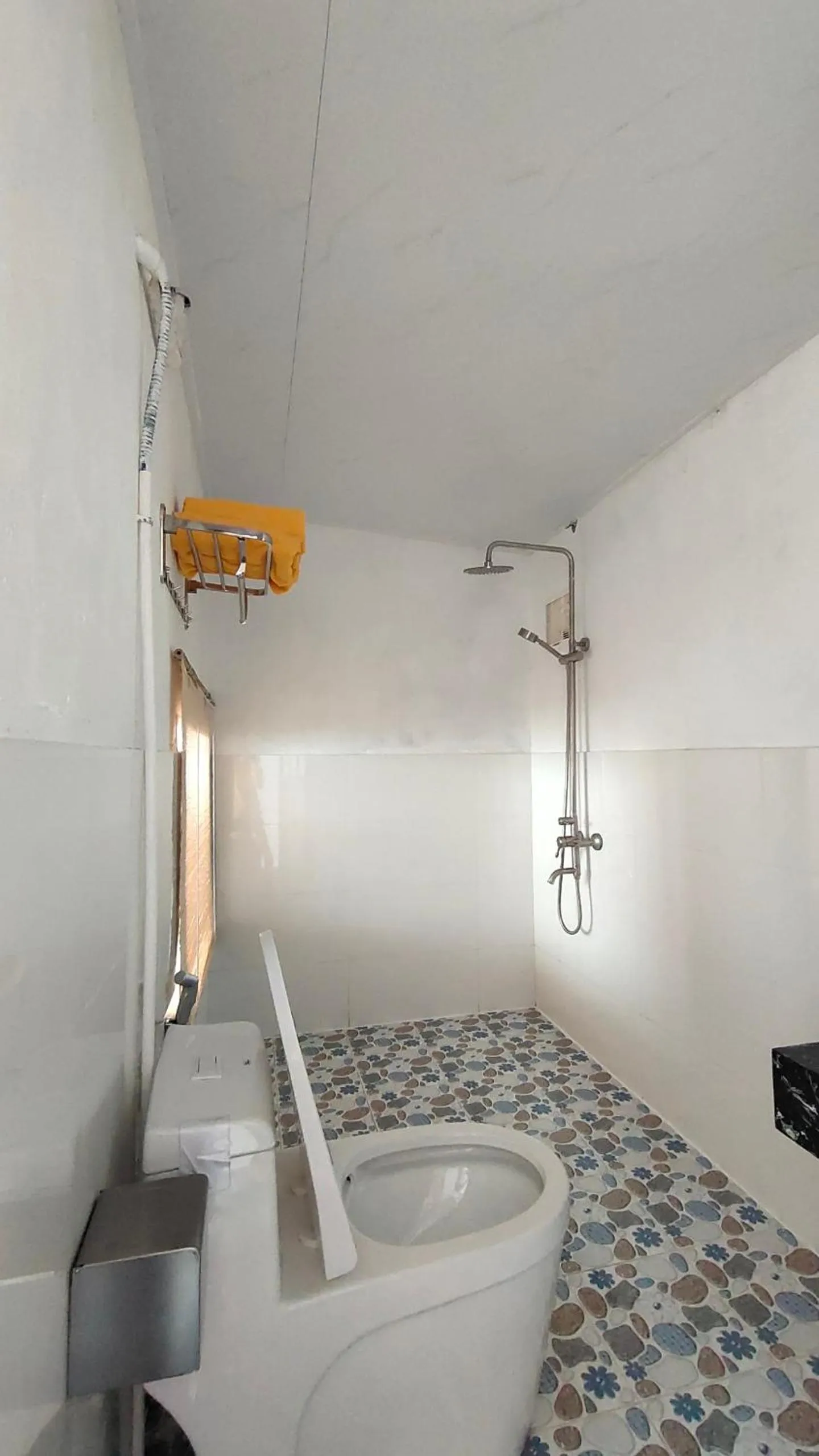 Bathroom, Bed in Long Vĩ hotel - đảo Phú Quý