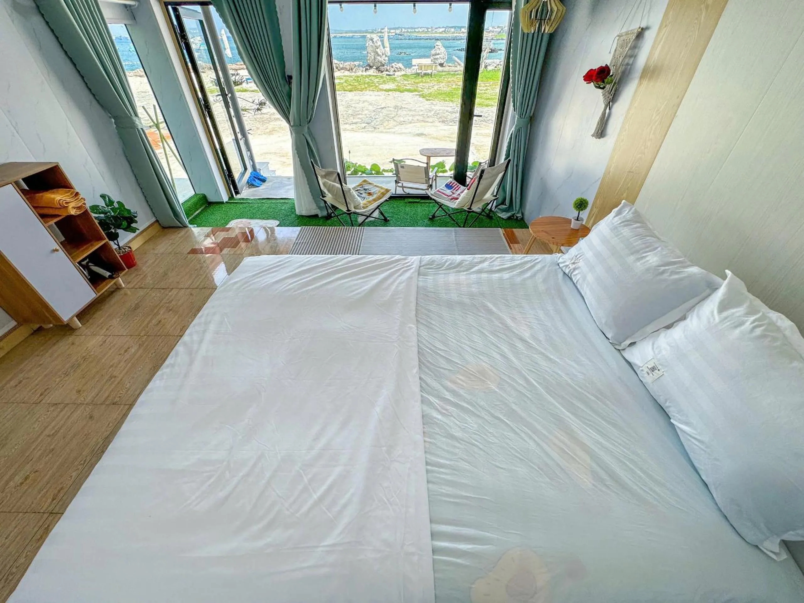 Bedroom, Bed in Long Vĩ hotel - đảo Phú Quý