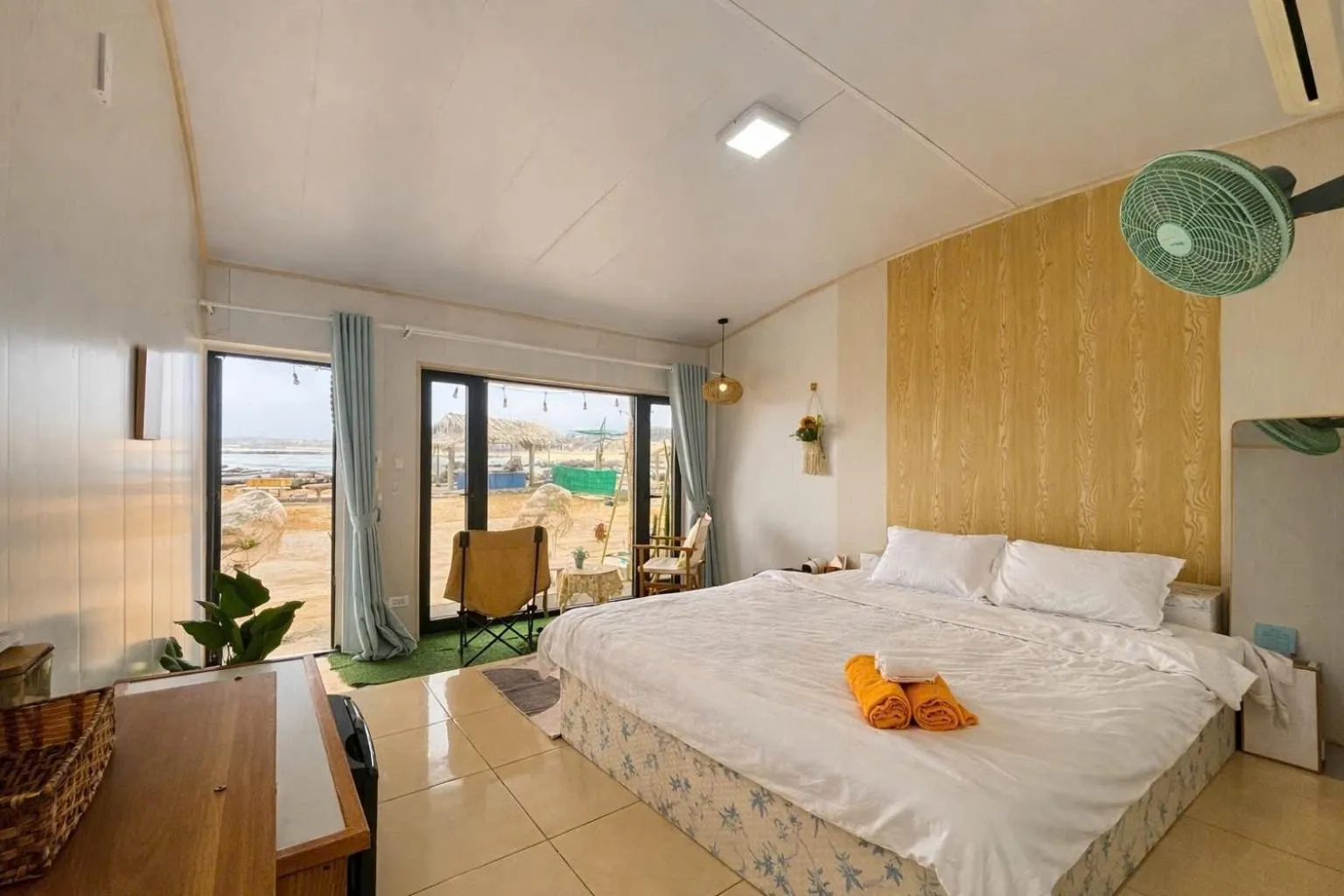 Bed in Long Vĩ hotel - đảo Phú Quý