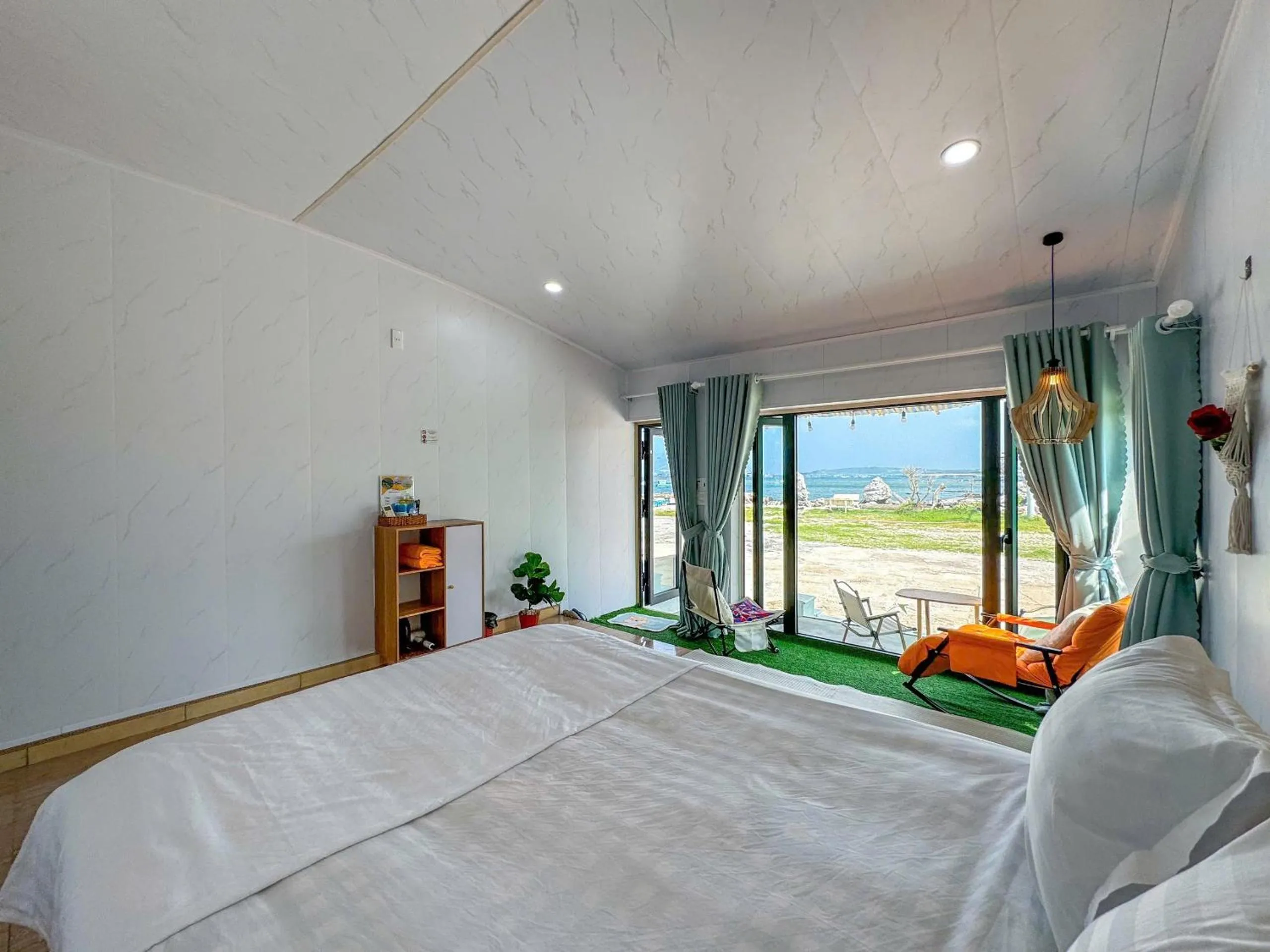 Bedroom, Bed in Long Vĩ hotel - đảo Phú Quý