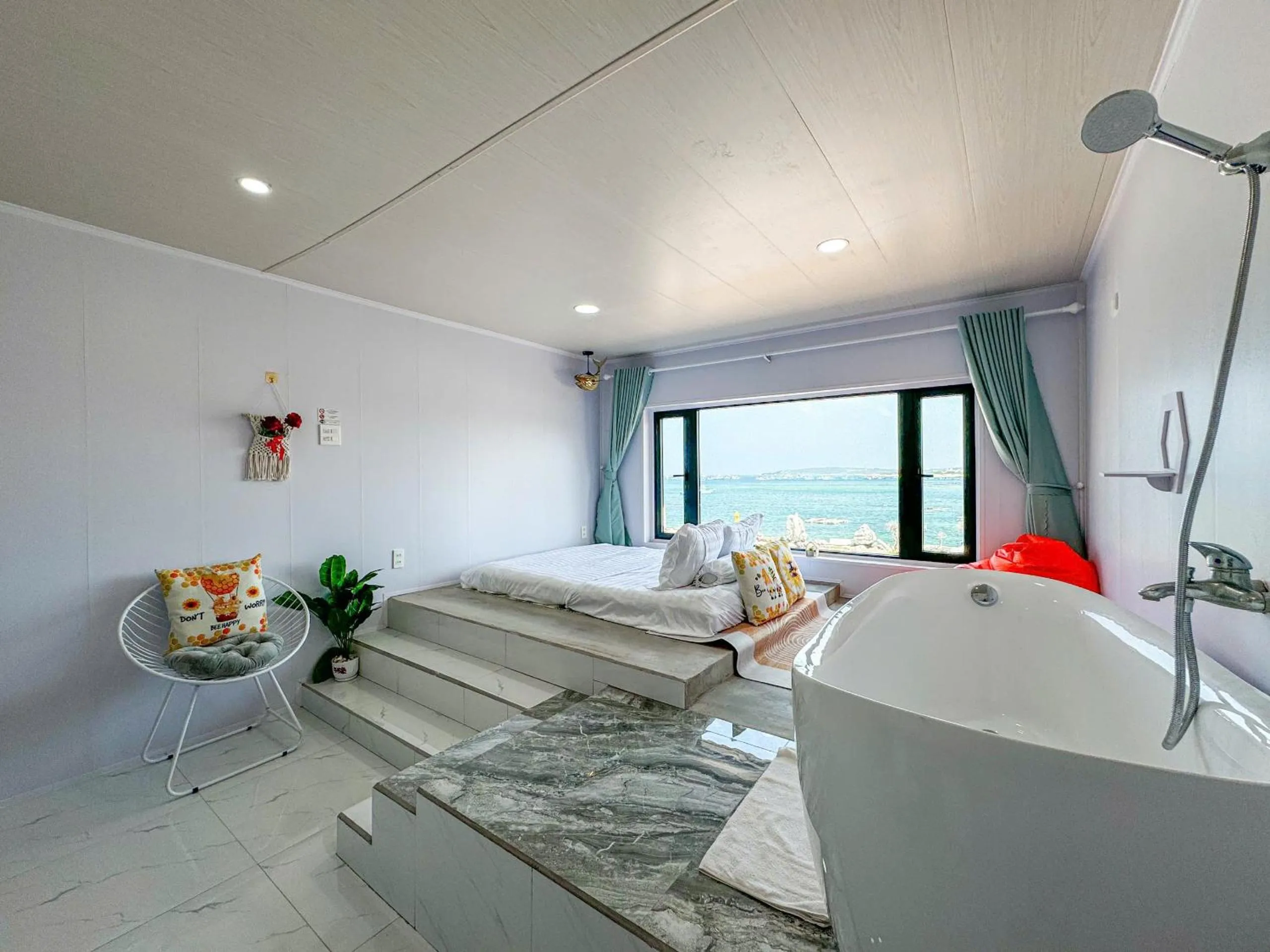 Bed in Long Vĩ hotel - đảo Phú Quý