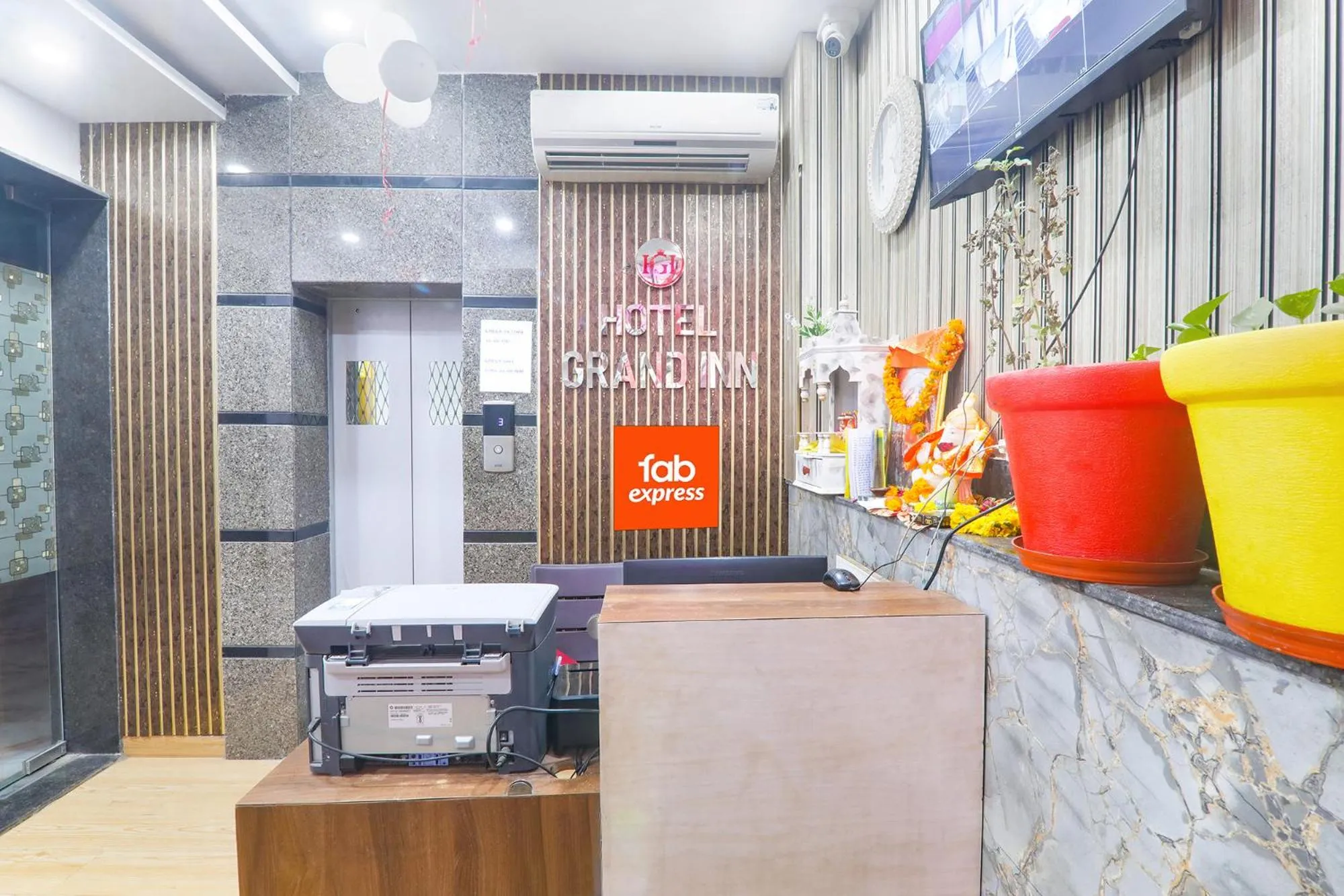 Lobby or reception in FabExpress Grand Inn I