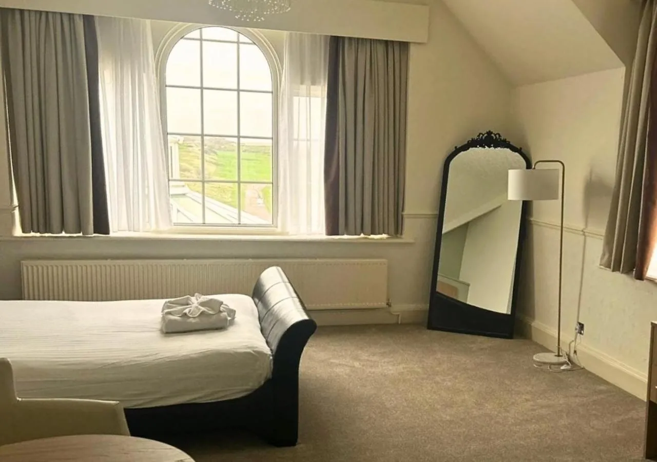 Bedroom, Bed in North Shore Hotel