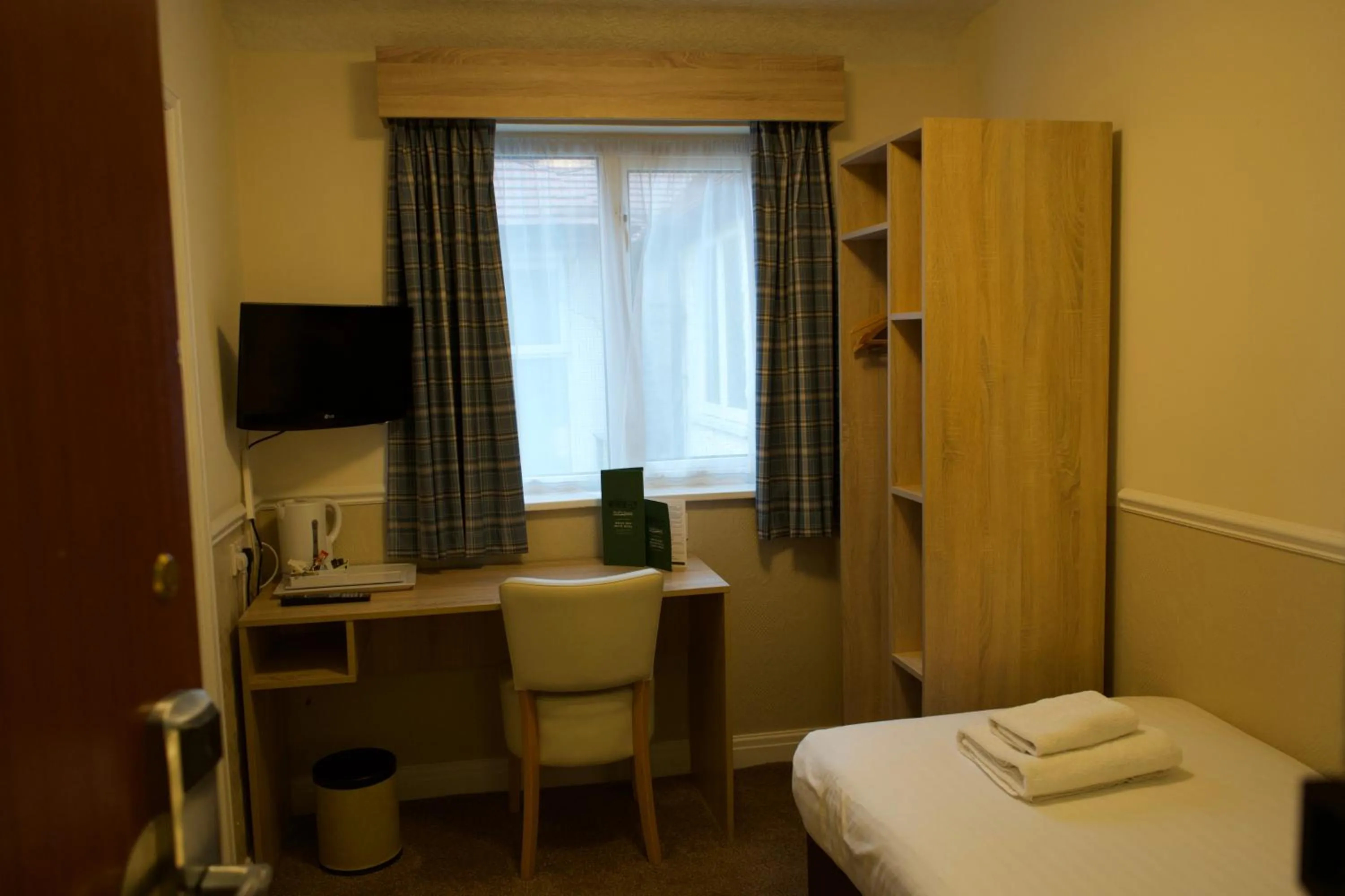 Bedroom, Bed in North Shore Hotel