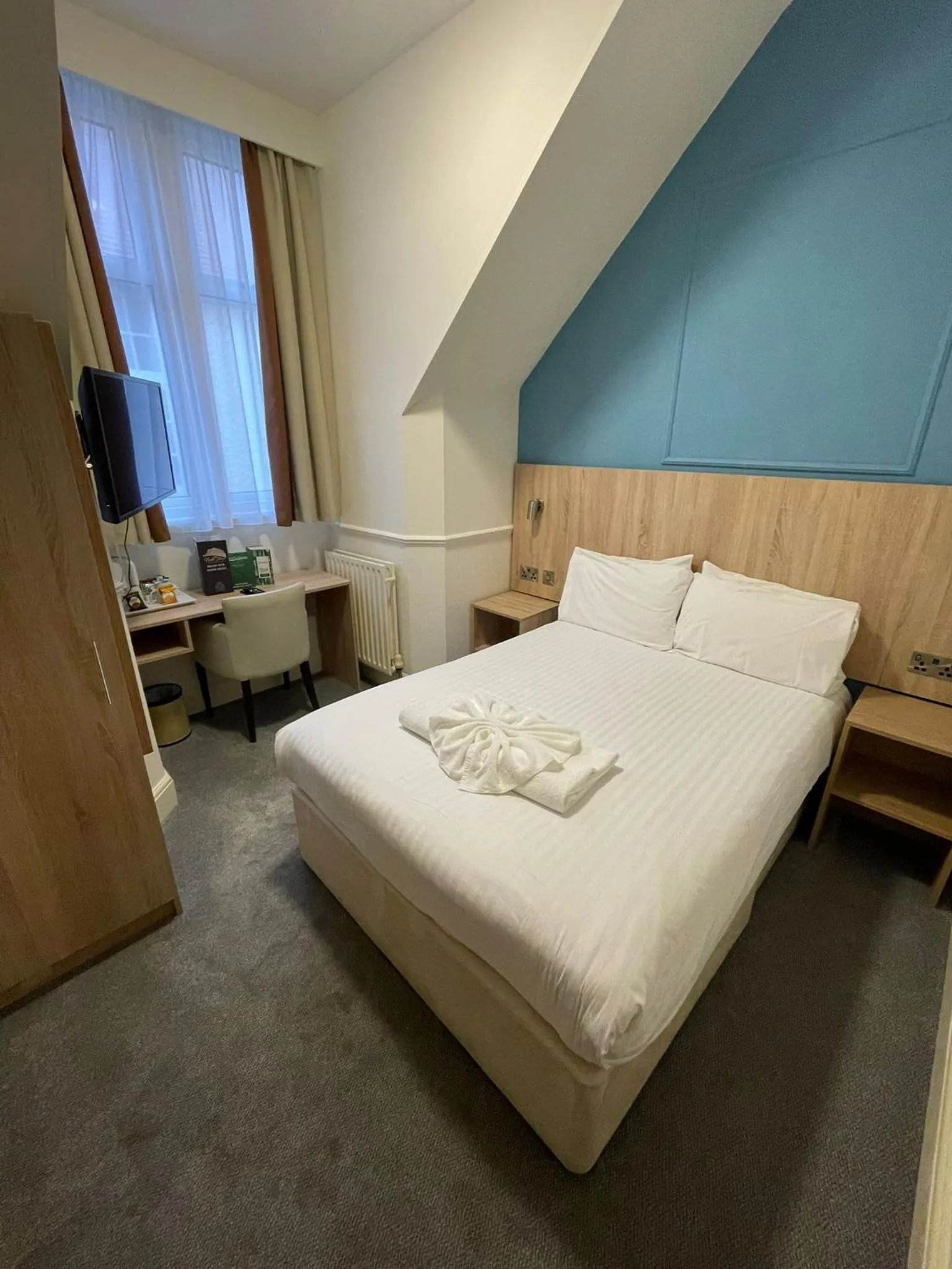 Bedroom, Bed in North Shore Hotel