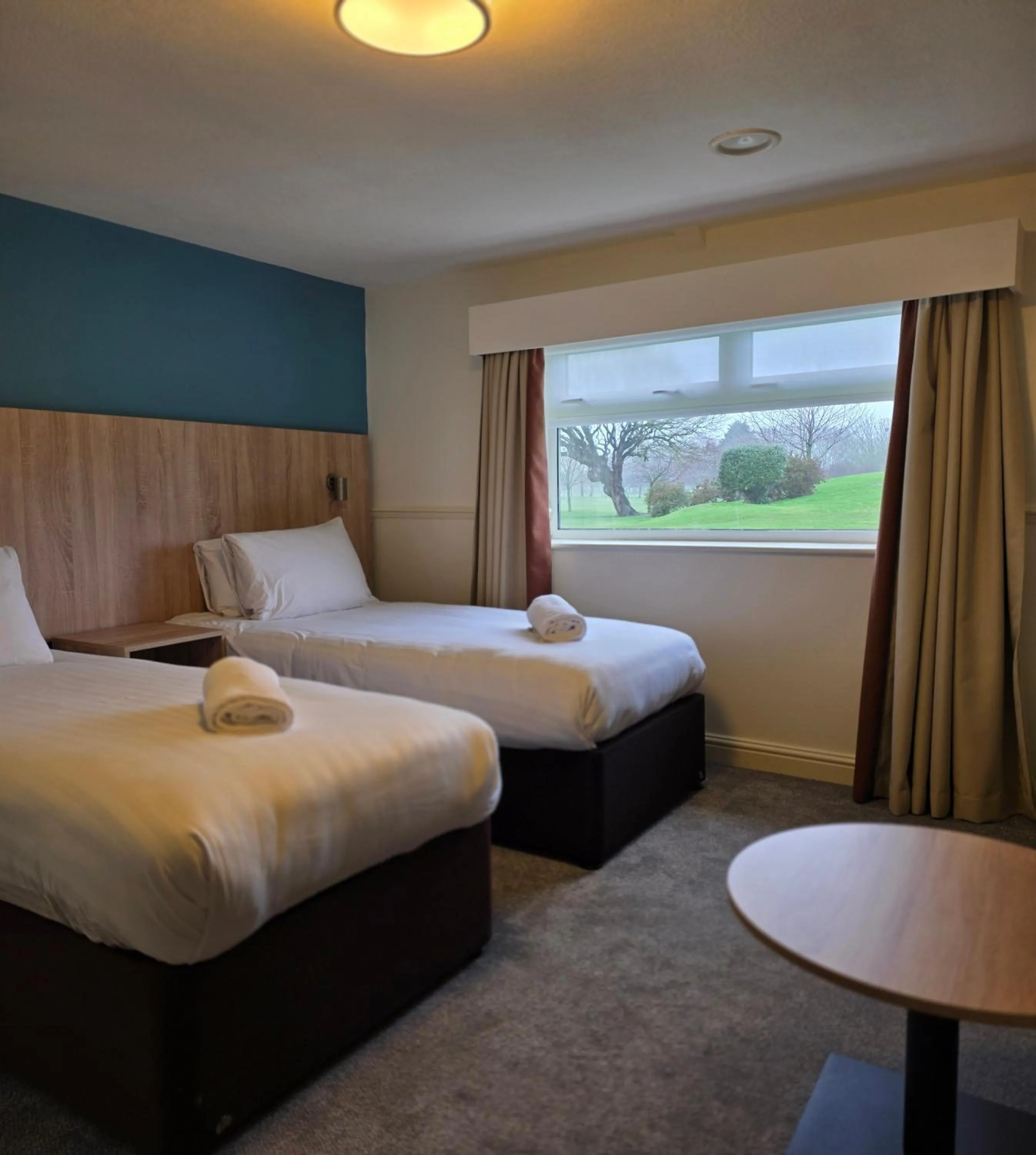 Bedroom, Bed in North Shore Hotel