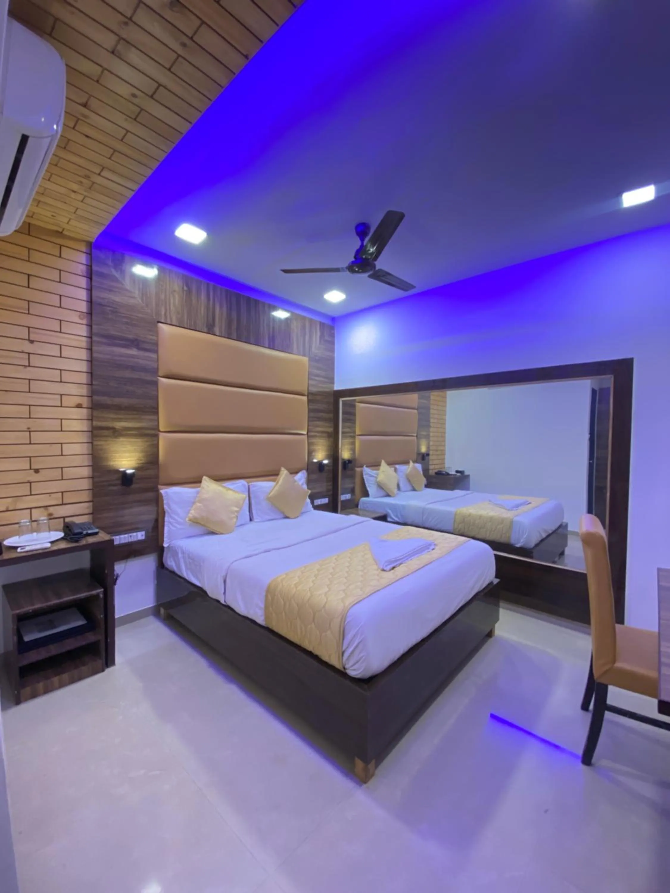 Bed in Hotel Blue Wellington - Near Mumbai Airport