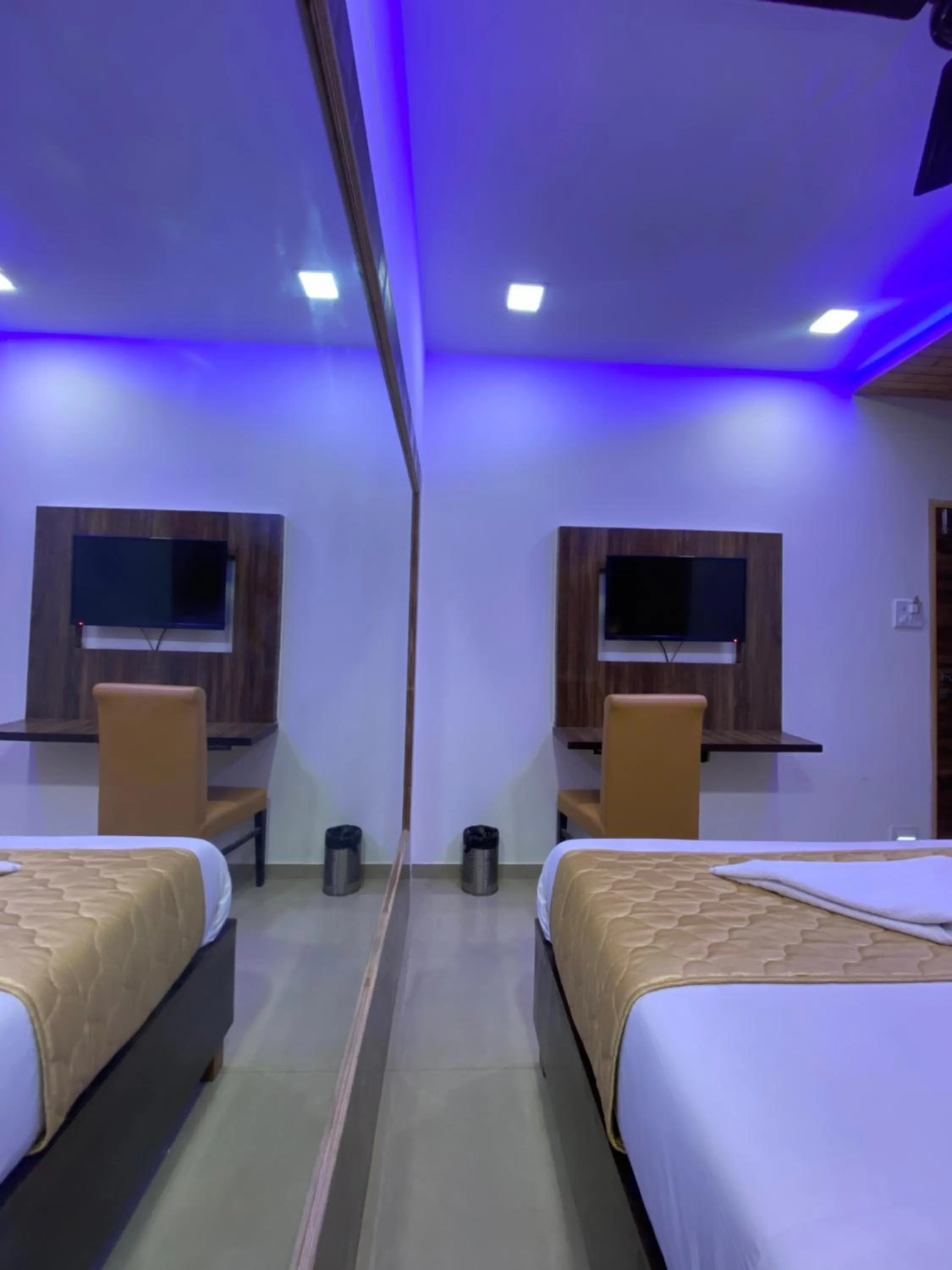 Communal lounge/ TV room, Bed in Hotel Blue Wellington - Near Mumbai Airport