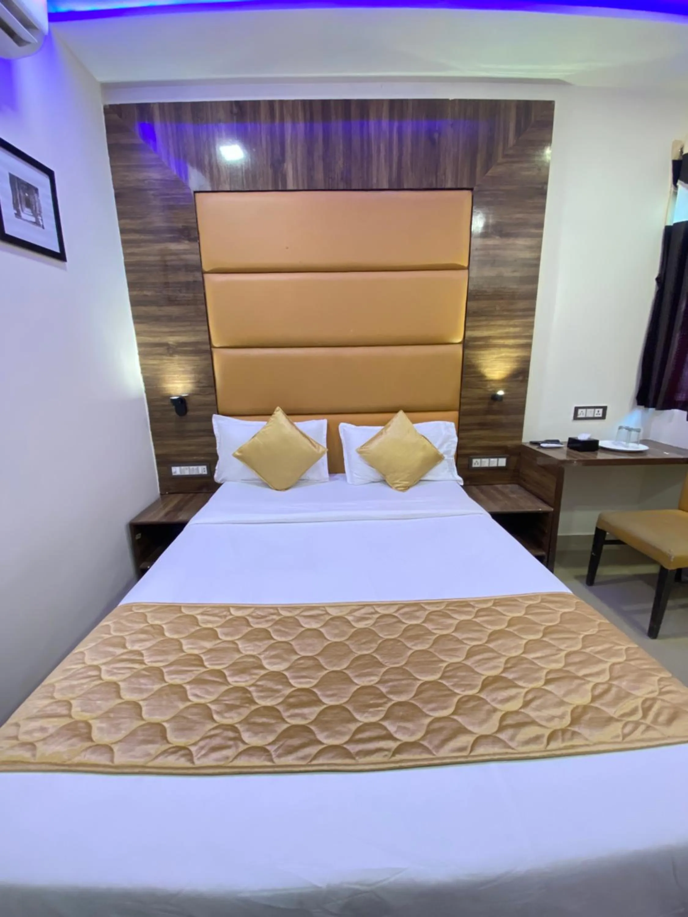 Bed in Hotel Blue Wellington - Near Mumbai Airport