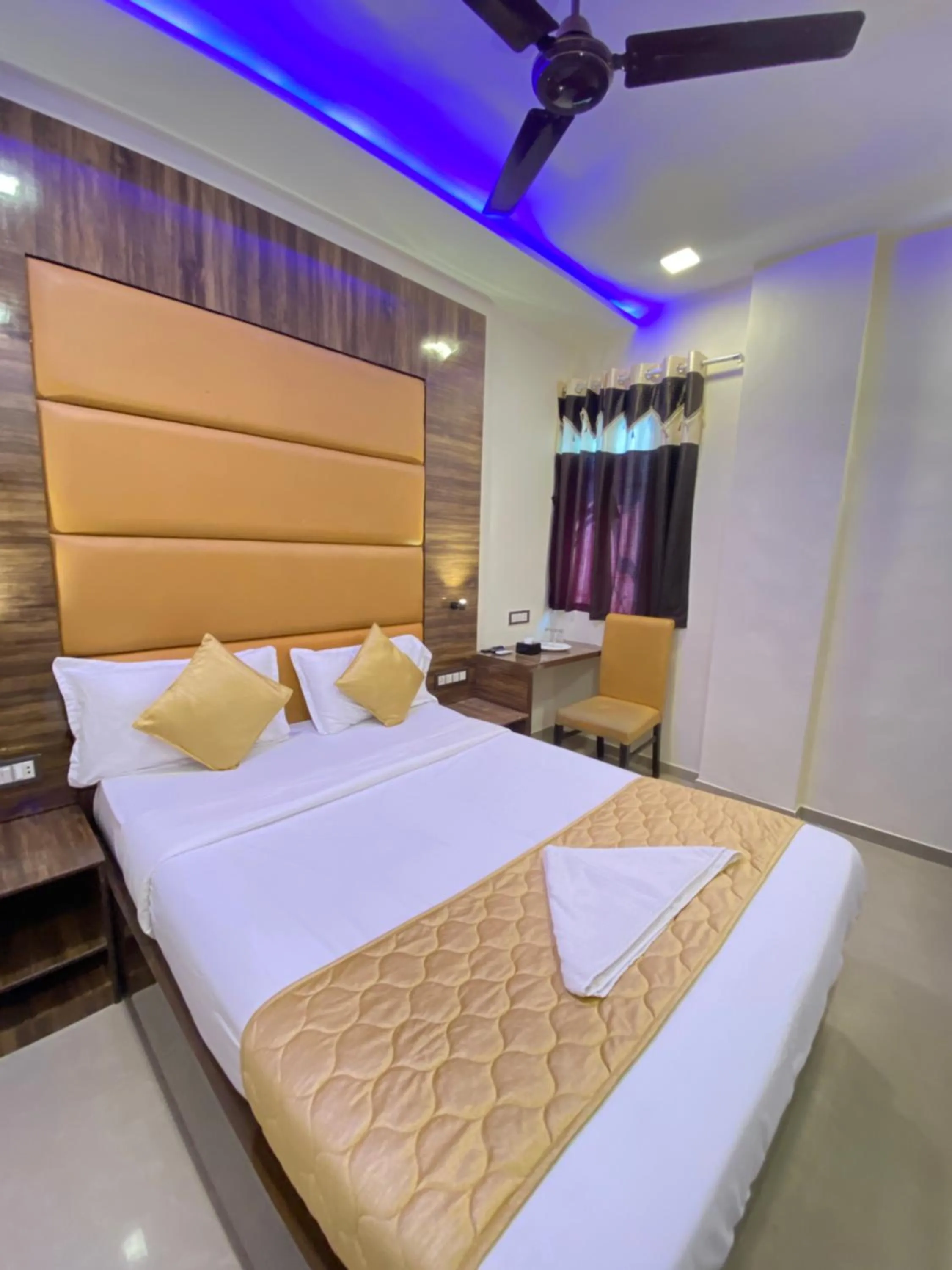 Bed in Hotel Blue Wellington - Near Mumbai Airport