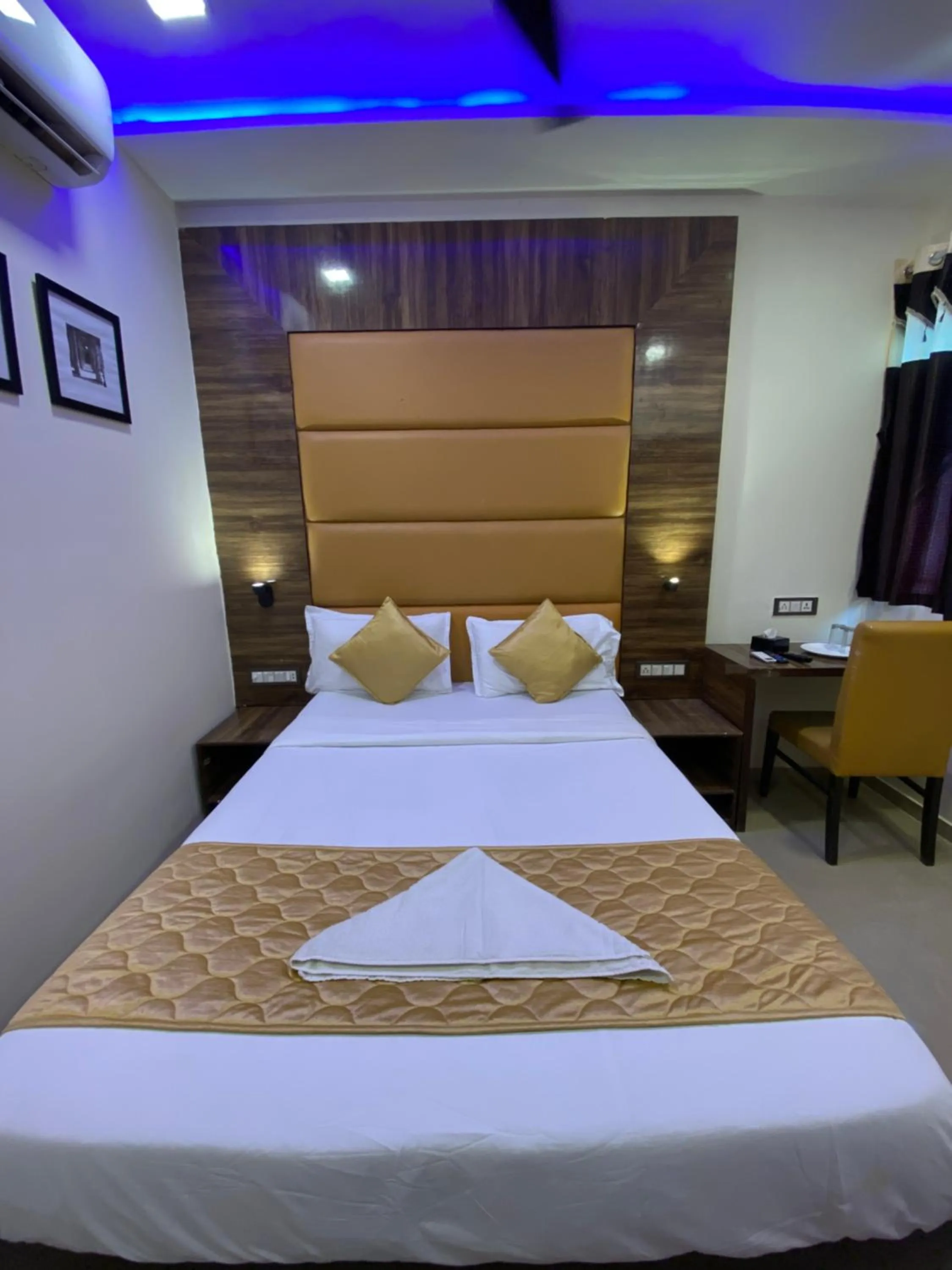 Bed in Hotel Blue Wellington - Near Mumbai Airport