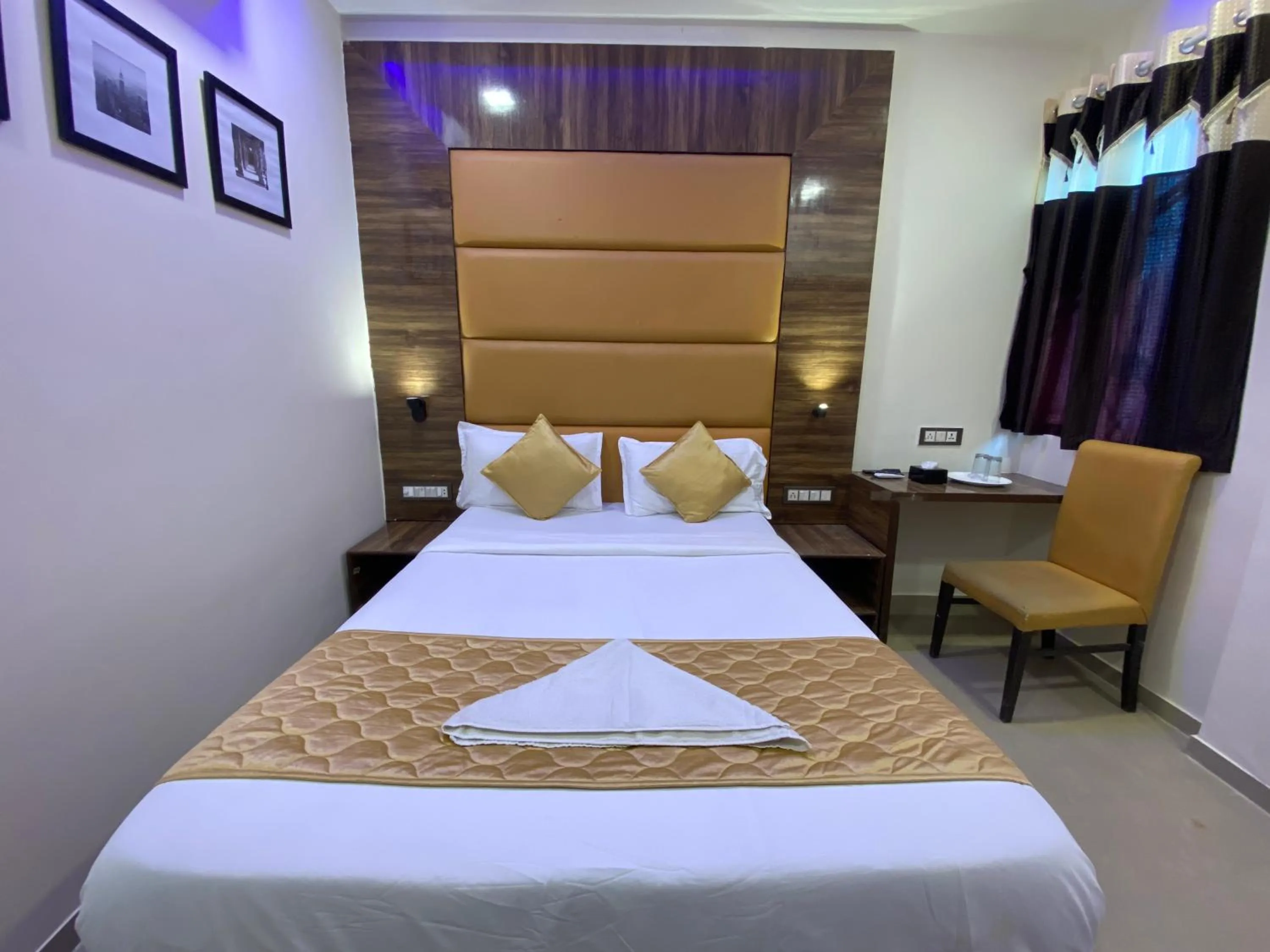 Bed in Hotel Blue Wellington - Near Mumbai Airport