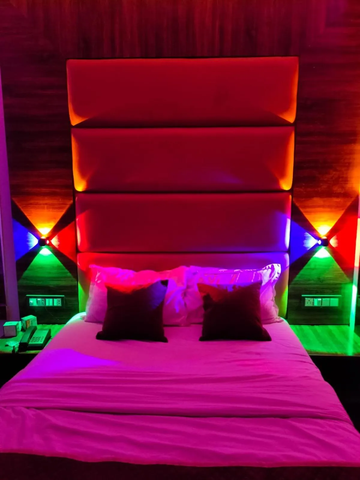 Bed in Hotel Blue Wellington - Near Mumbai Airport