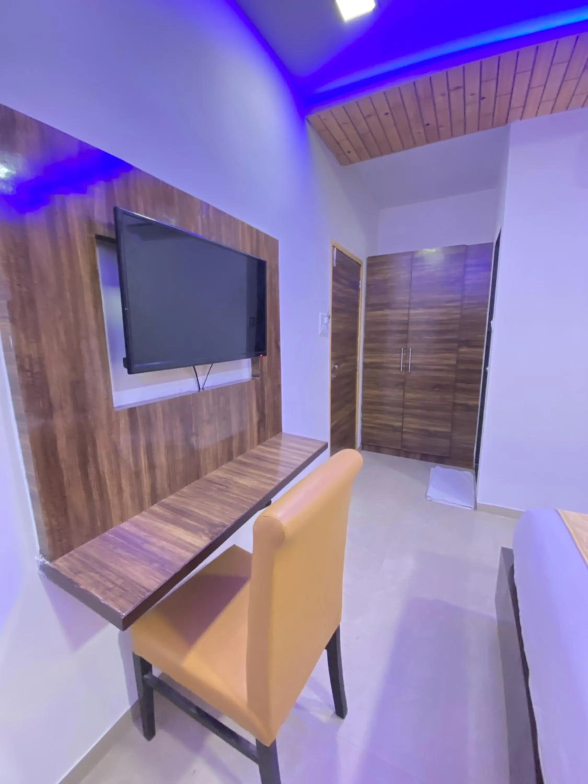 Communal lounge/ TV room in Hotel Blue Wellington - Near Mumbai Airport