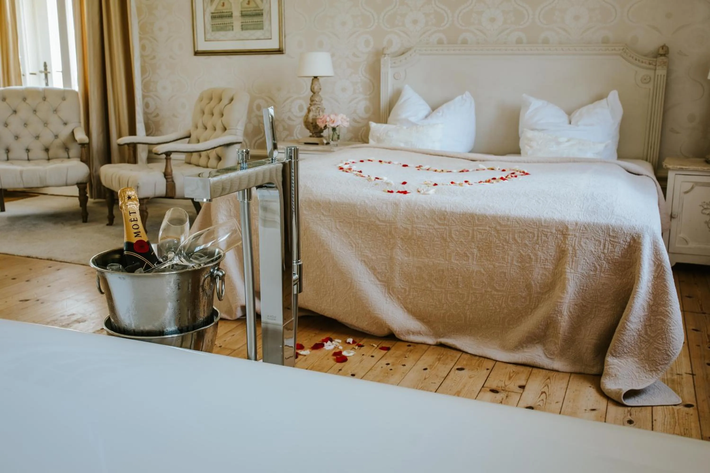 Photo of the whole room, Bed in Schloss Krugsdorf Golf & Hotel