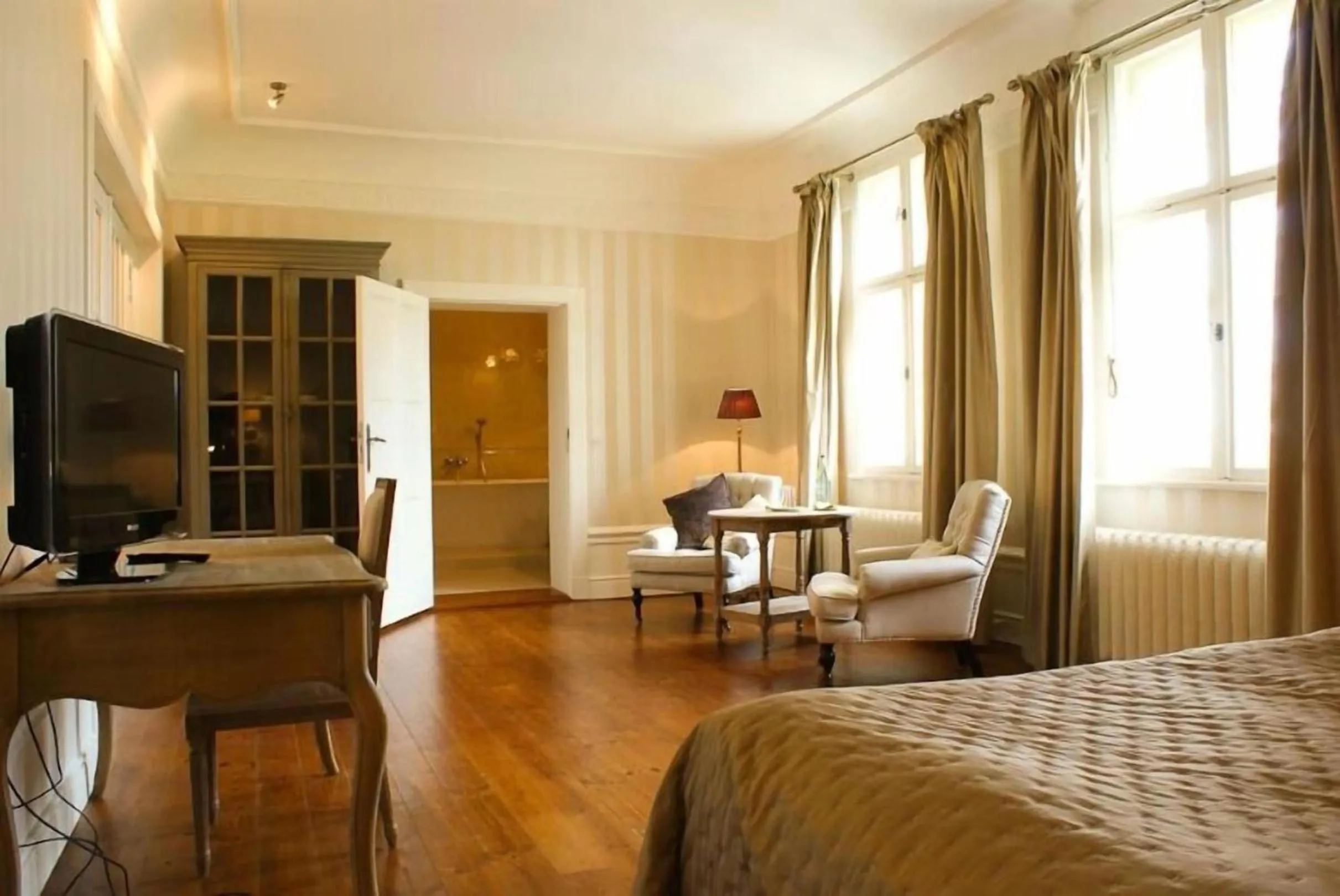 Photo of the whole room, Bed in Schloss Krugsdorf Golf & Hotel