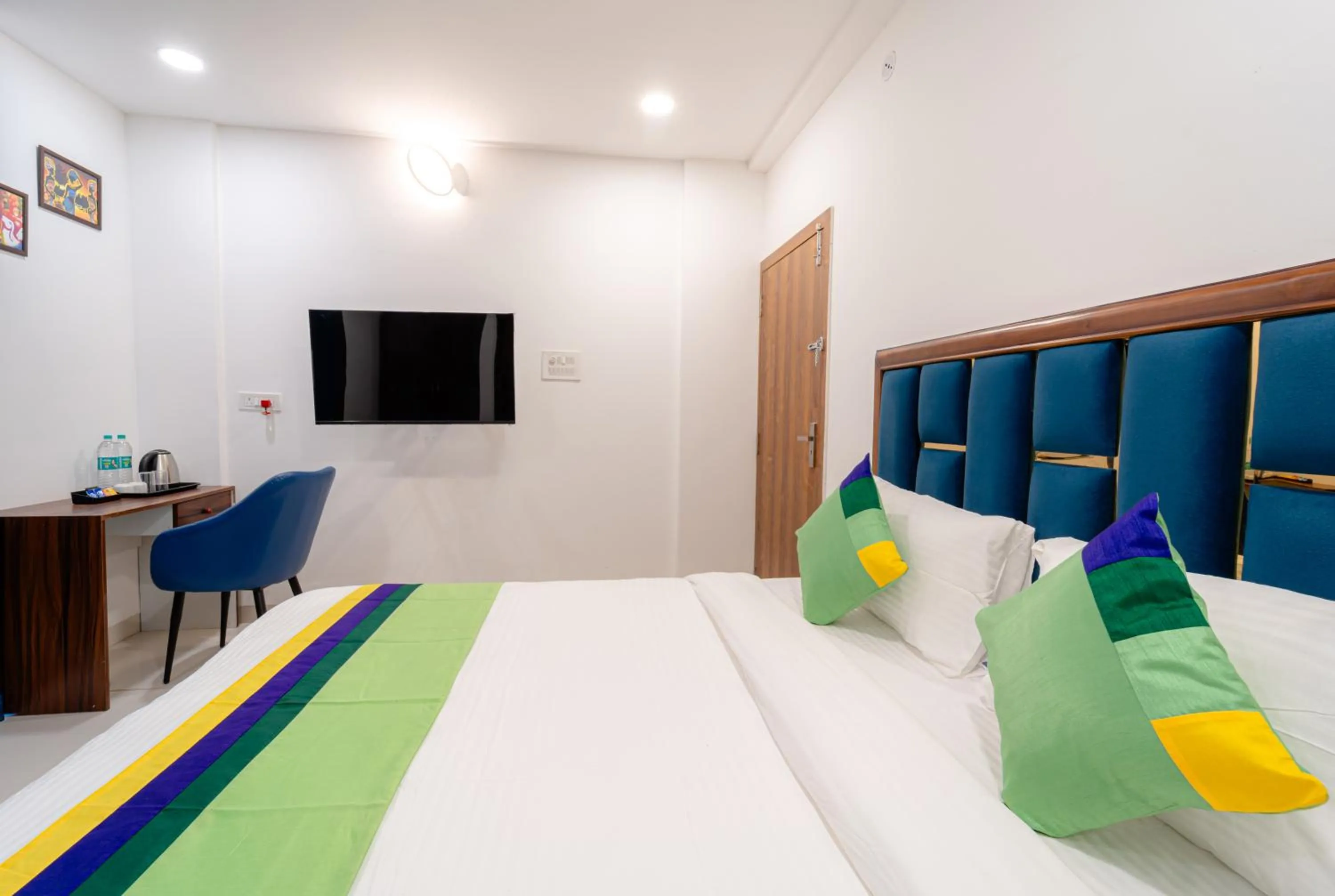 Bedroom, Bed in Treebo Pure Earth Stay, Vijay Nagar