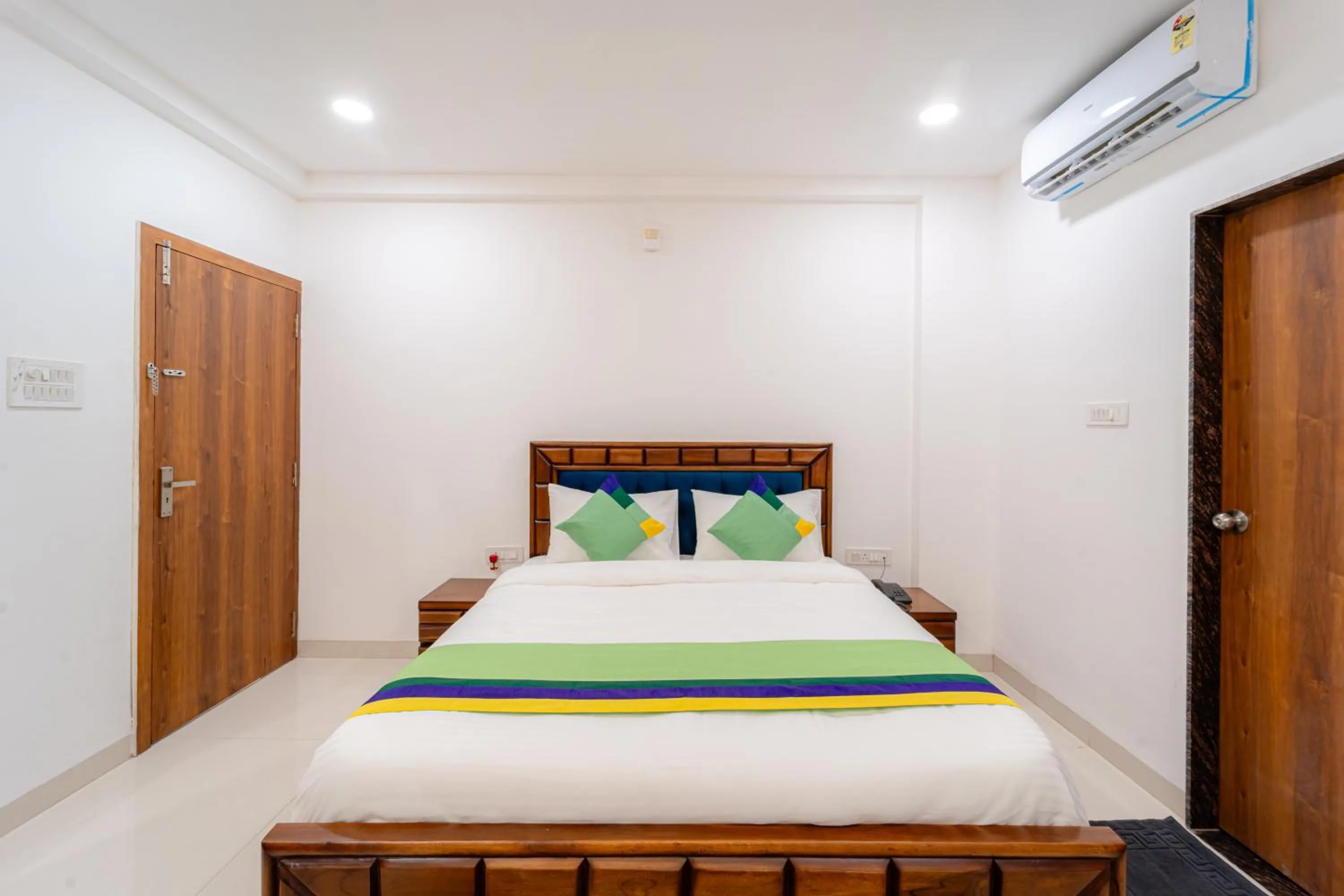Bedroom, Bed in Treebo Pure Earth Stay, Vijay Nagar