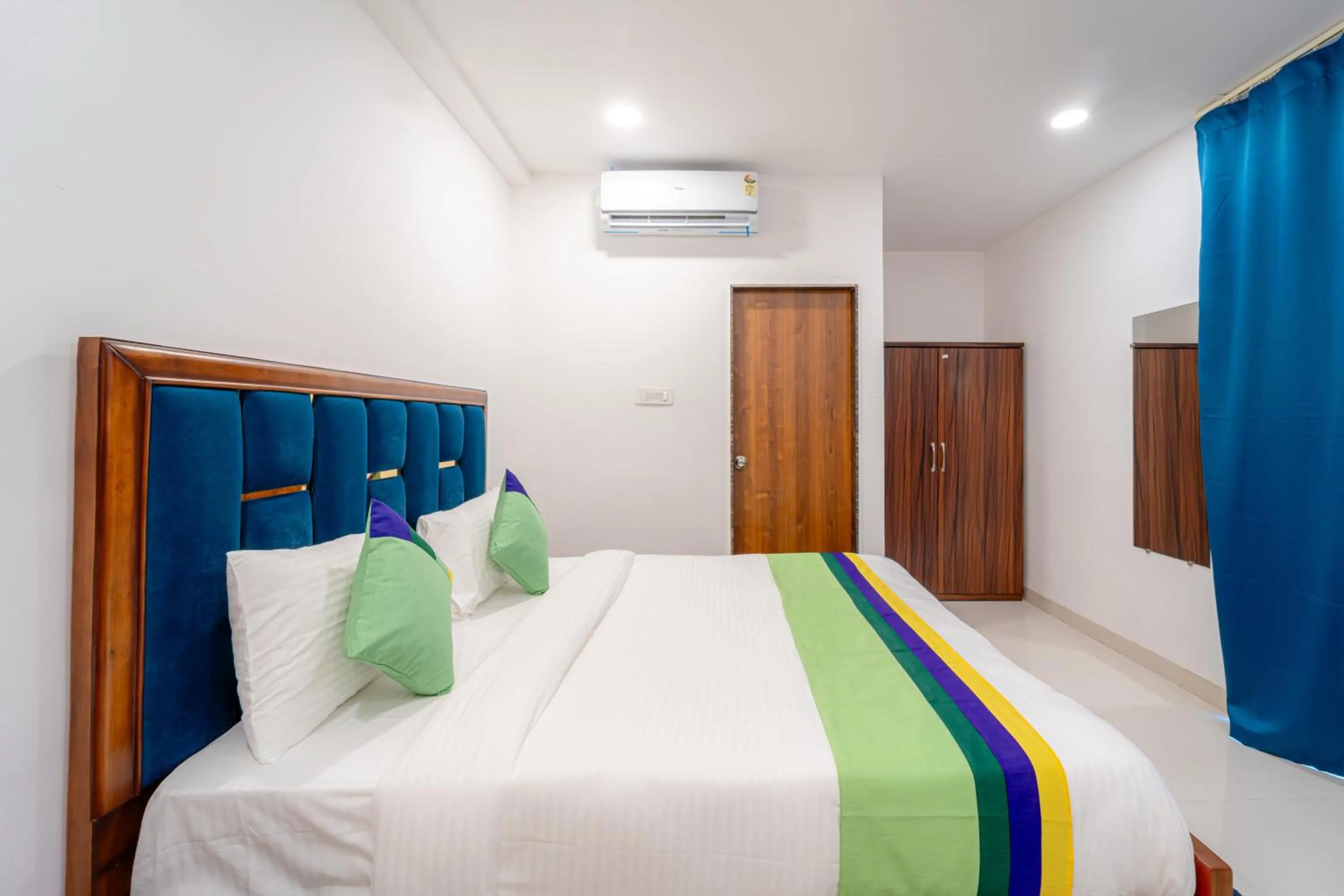 Bedroom, Bed in Treebo Pure Earth Stay, Vijay Nagar