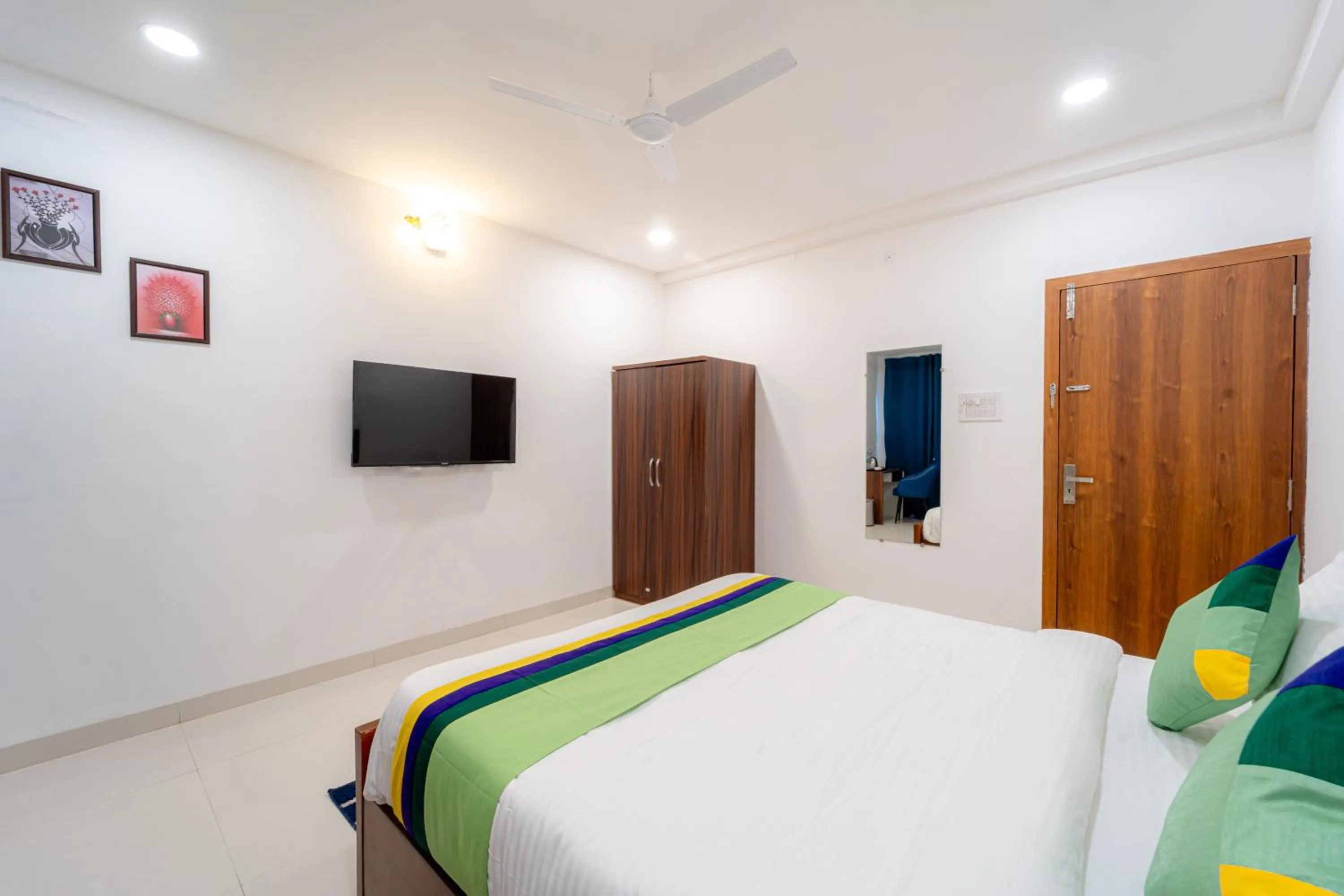 Bedroom, Bed in Treebo Pure Earth Stay, Vijay Nagar