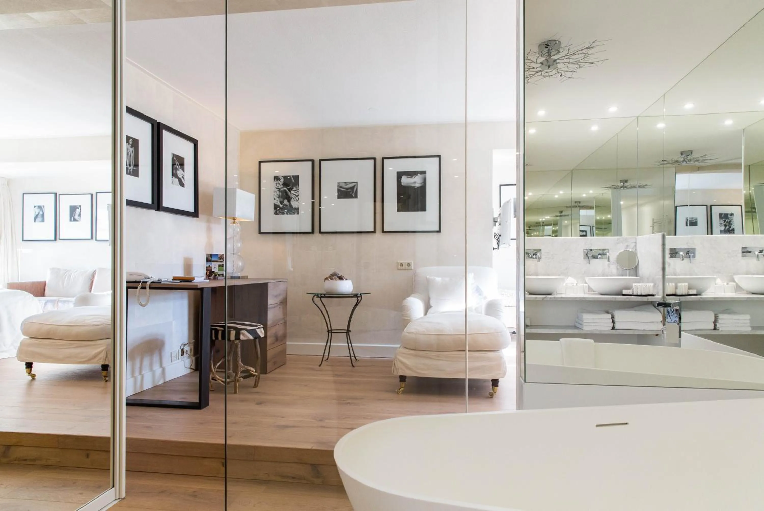 Bath, Bed in Restaurant Hotel Merlet