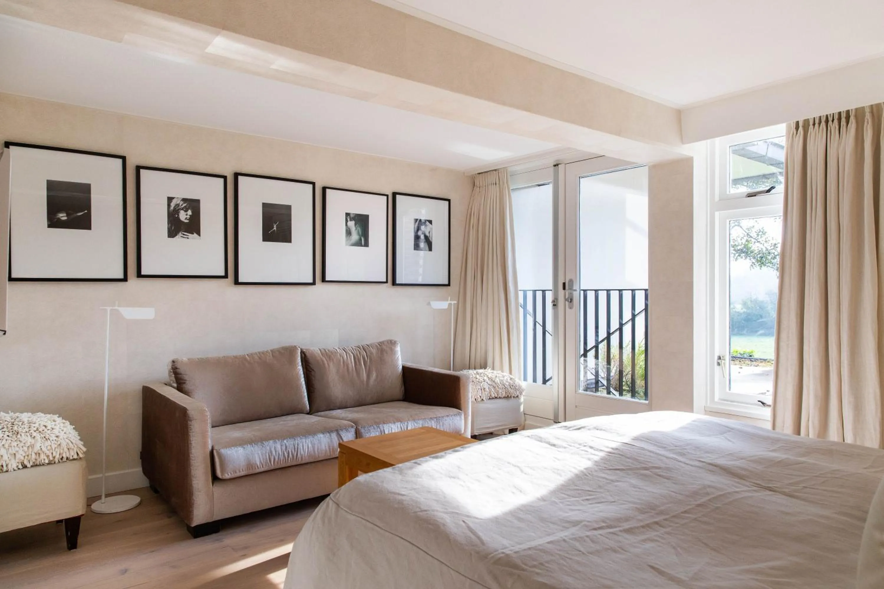 Seating area, Bed in Restaurant Hotel Merlet