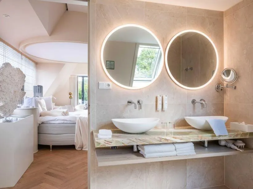Bathroom, Bed in Restaurant Hotel Merlet