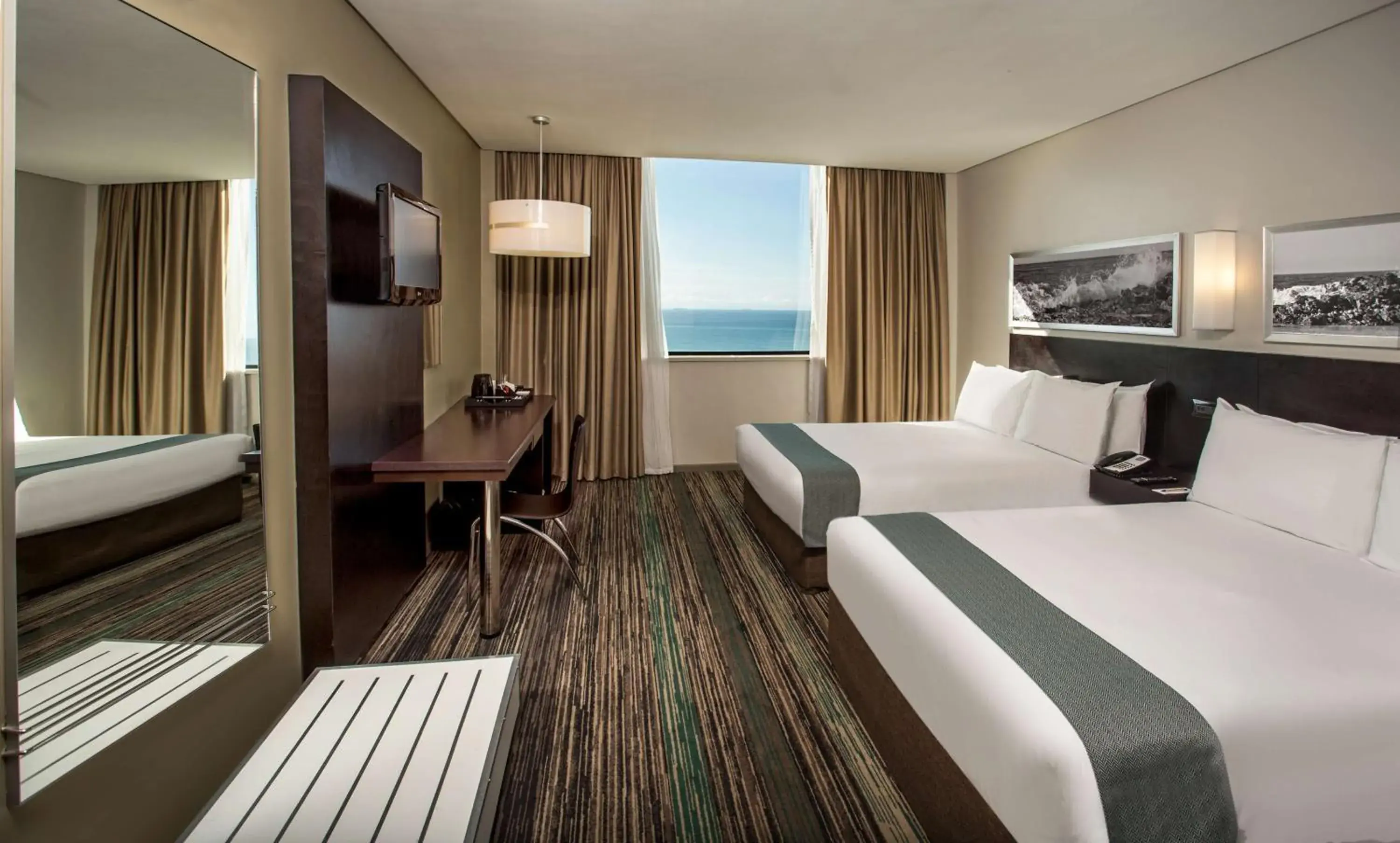 Superior Room with Two Double Beds - Smoking in Garden Court Kings Beach Superior Room with Two Double Beds - Smoking in Garden Court Kings Beach