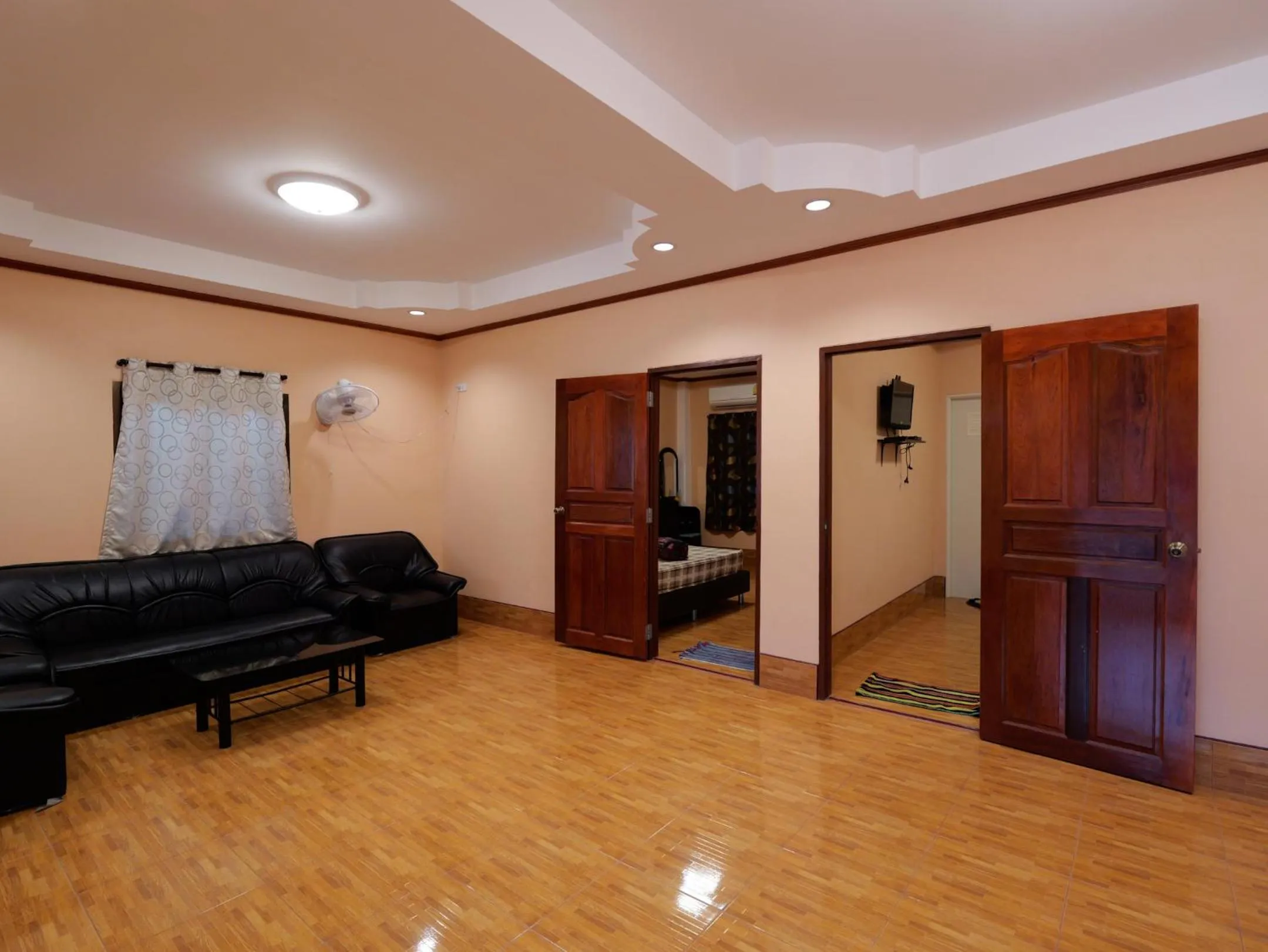 Communal lounge/ TV room in Boonsong Guest House