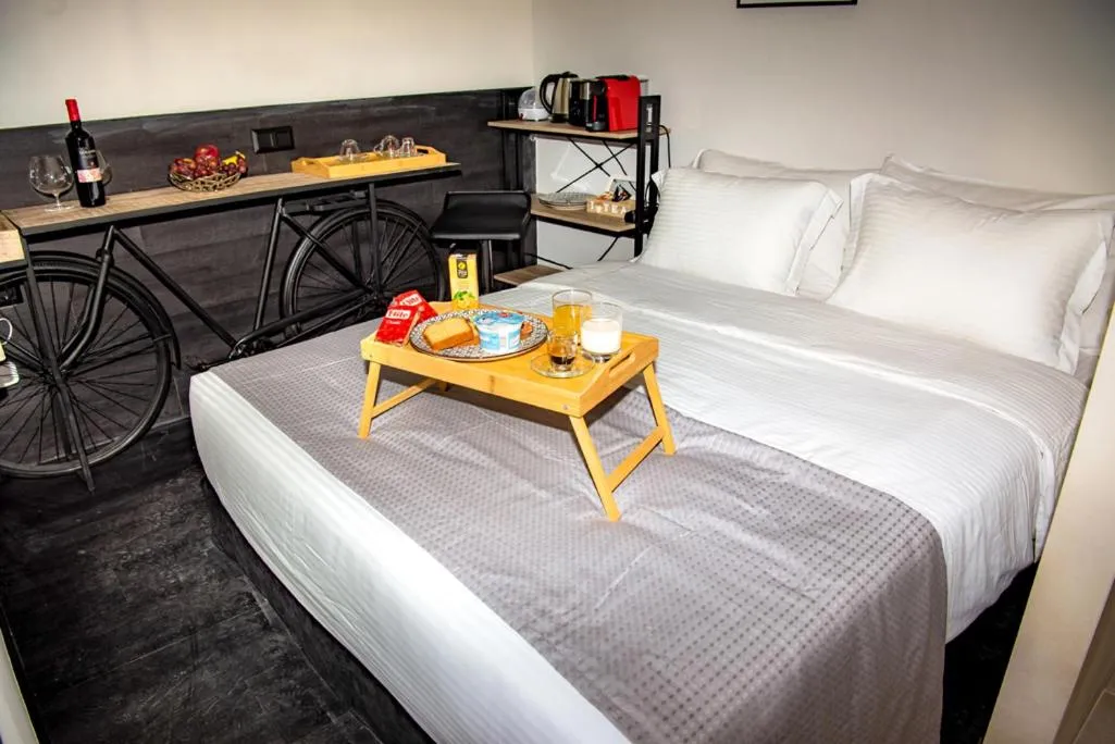 Photo of the whole room, Bed in Athens Muses Suites