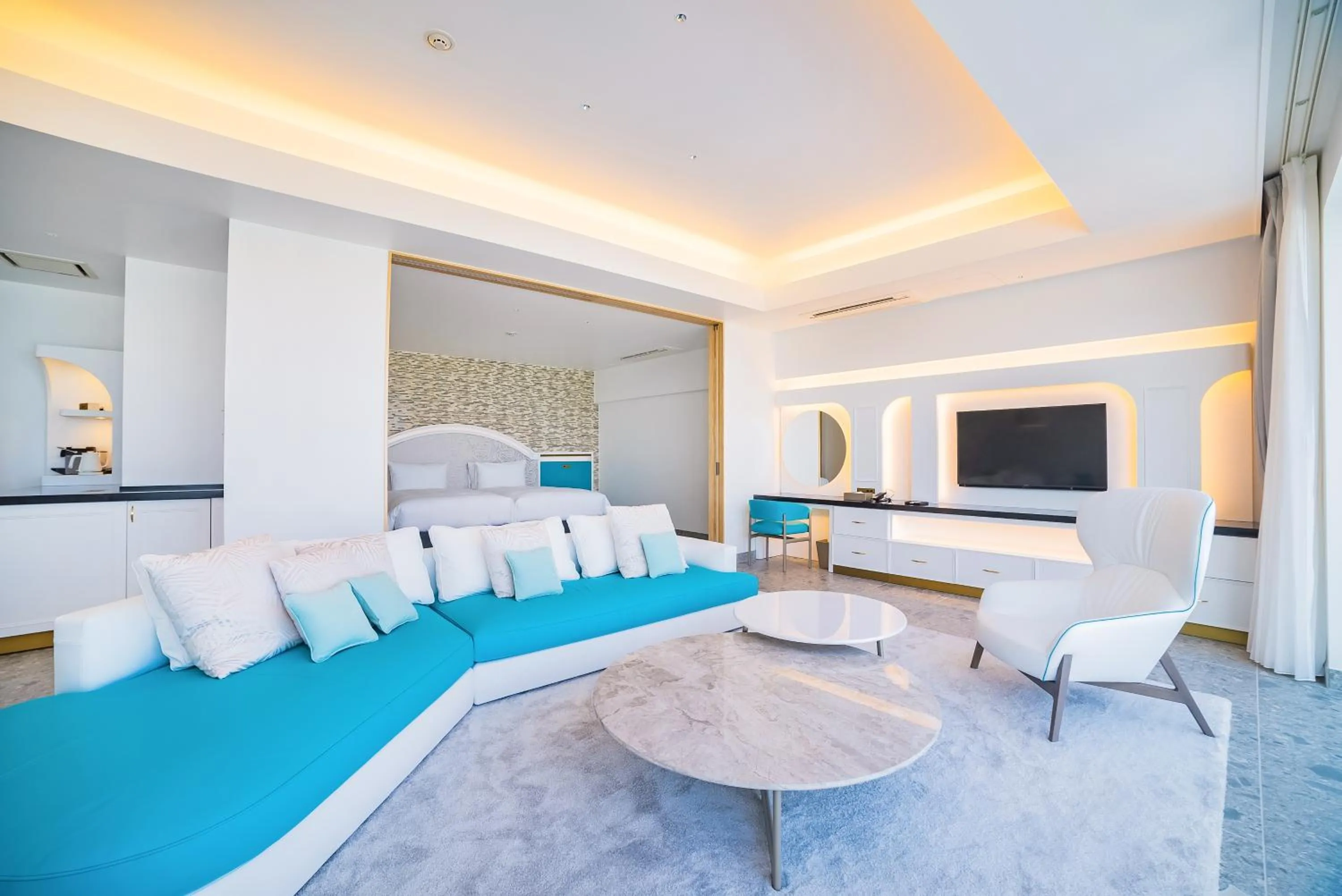 Bed in SANTORINI HOTEL&VILLAS MIYAKOJIMA