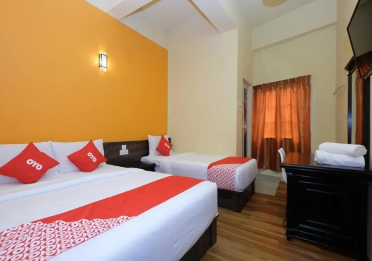 Triple Room with Private Bathroom in Hotel Tudor Home Inn Cameron Highlands Triple Room with Private Bathroom in Hotel Tudor Home Inn Cameron Highlands