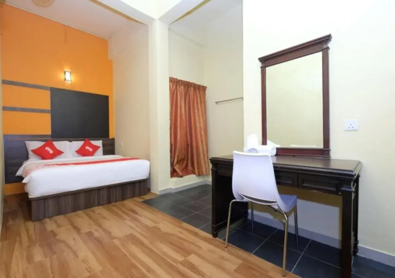 Double Room with Private Bathroom in Hotel Tudor Home Inn Cameron Highlands Double Room with Private Bathroom in Hotel Tudor Home Inn Cameron Highlands