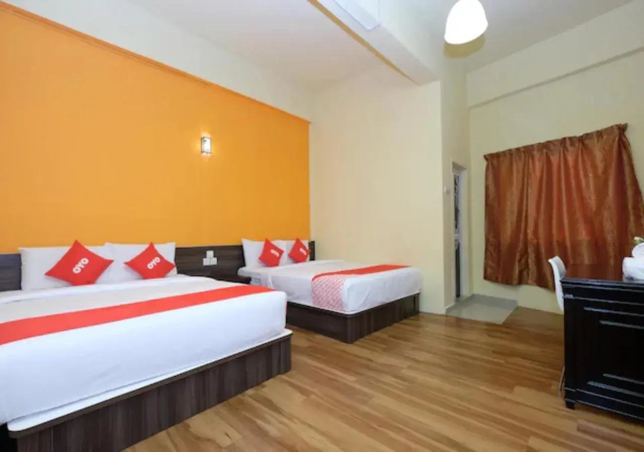 Quadruple Room with Private Bathroom in Hotel Tudor Home Inn Cameron Highlands Quadruple Room with Private Bathroom in Hotel Tudor Home Inn Cameron Highlands