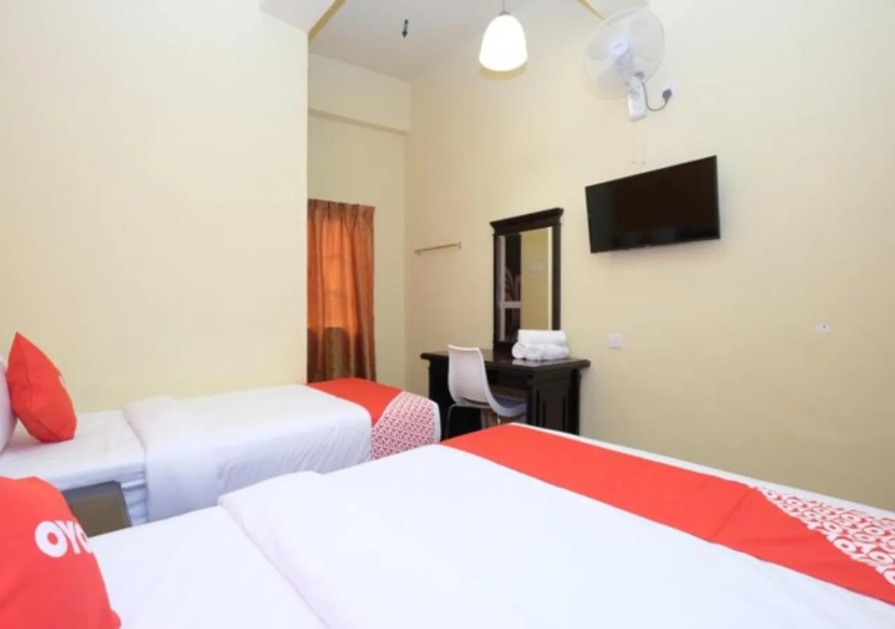 Photo of the whole room, Bed in Hotel Tudor Home Inn Cameron Highlands