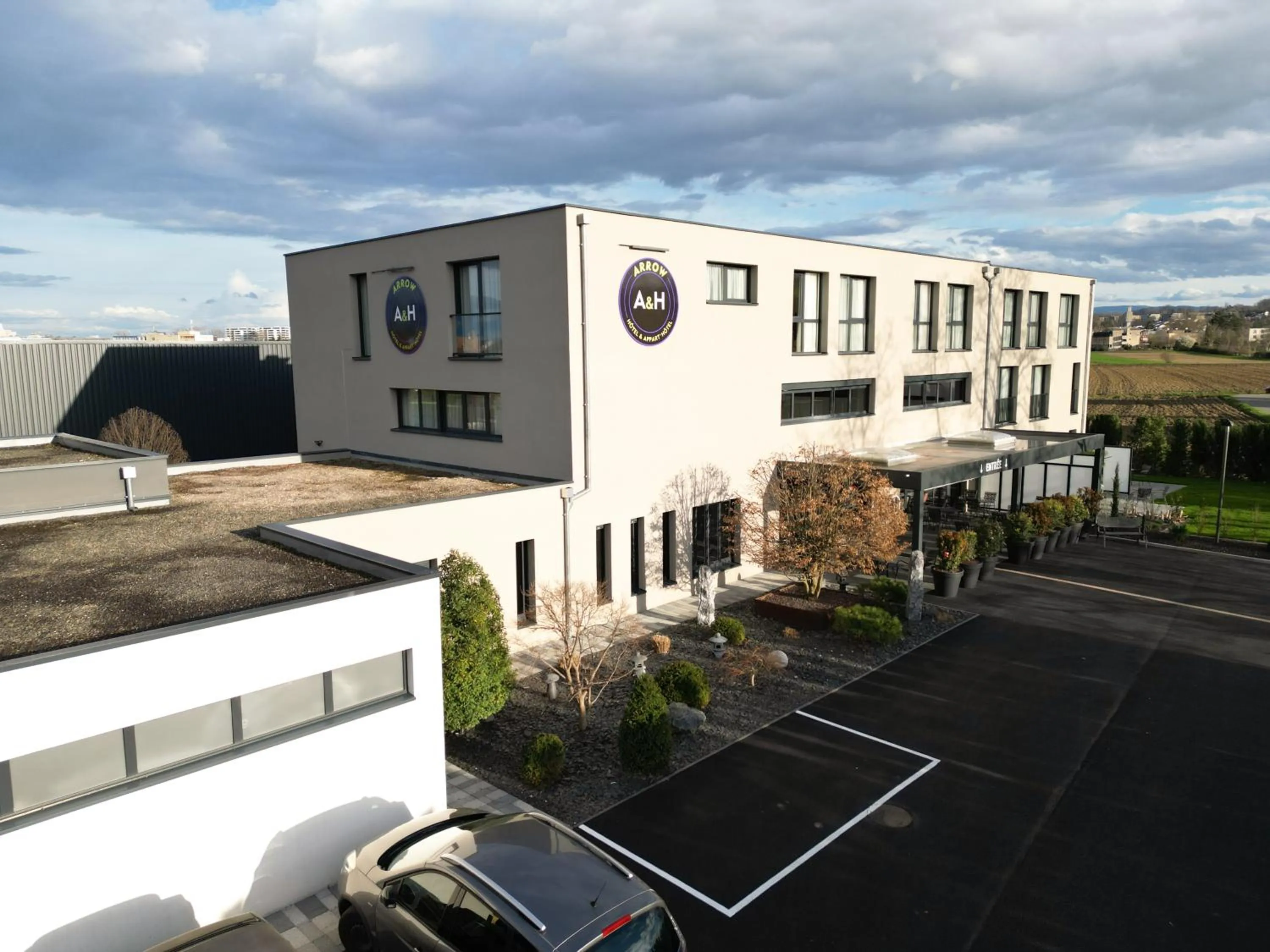 Property building in Arrow Hôtel