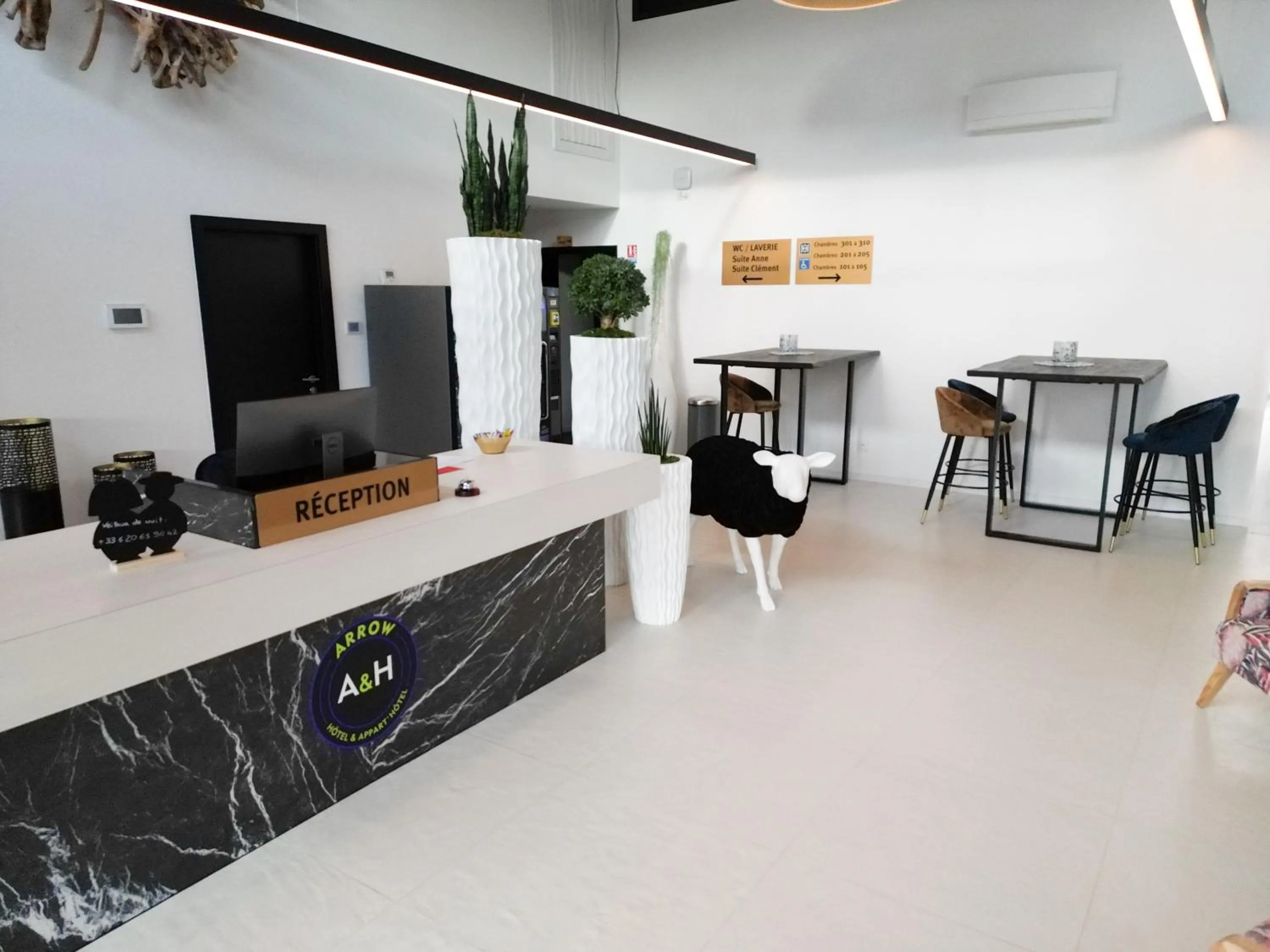 Lobby or reception in Arrow Hôtel