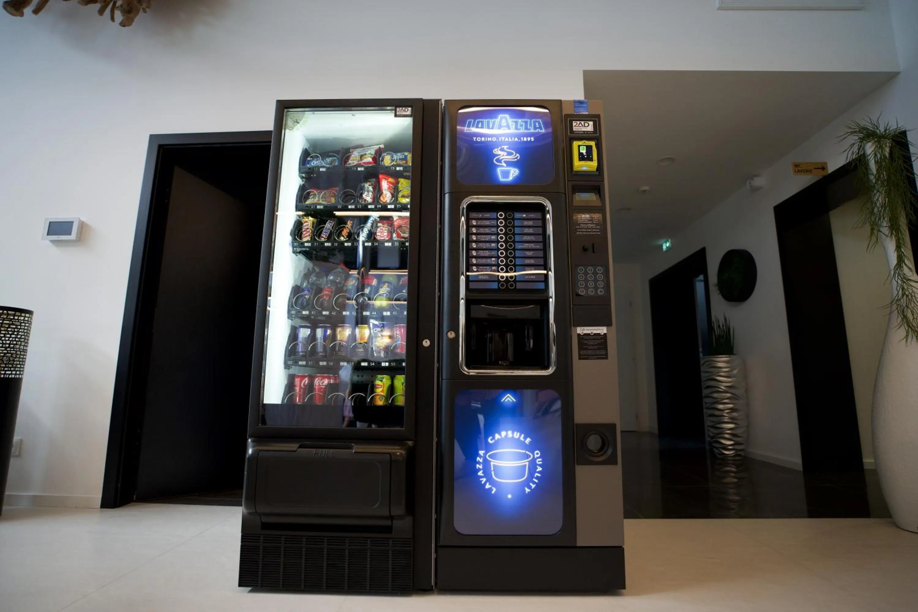 vending machine in Arrow Hôtel