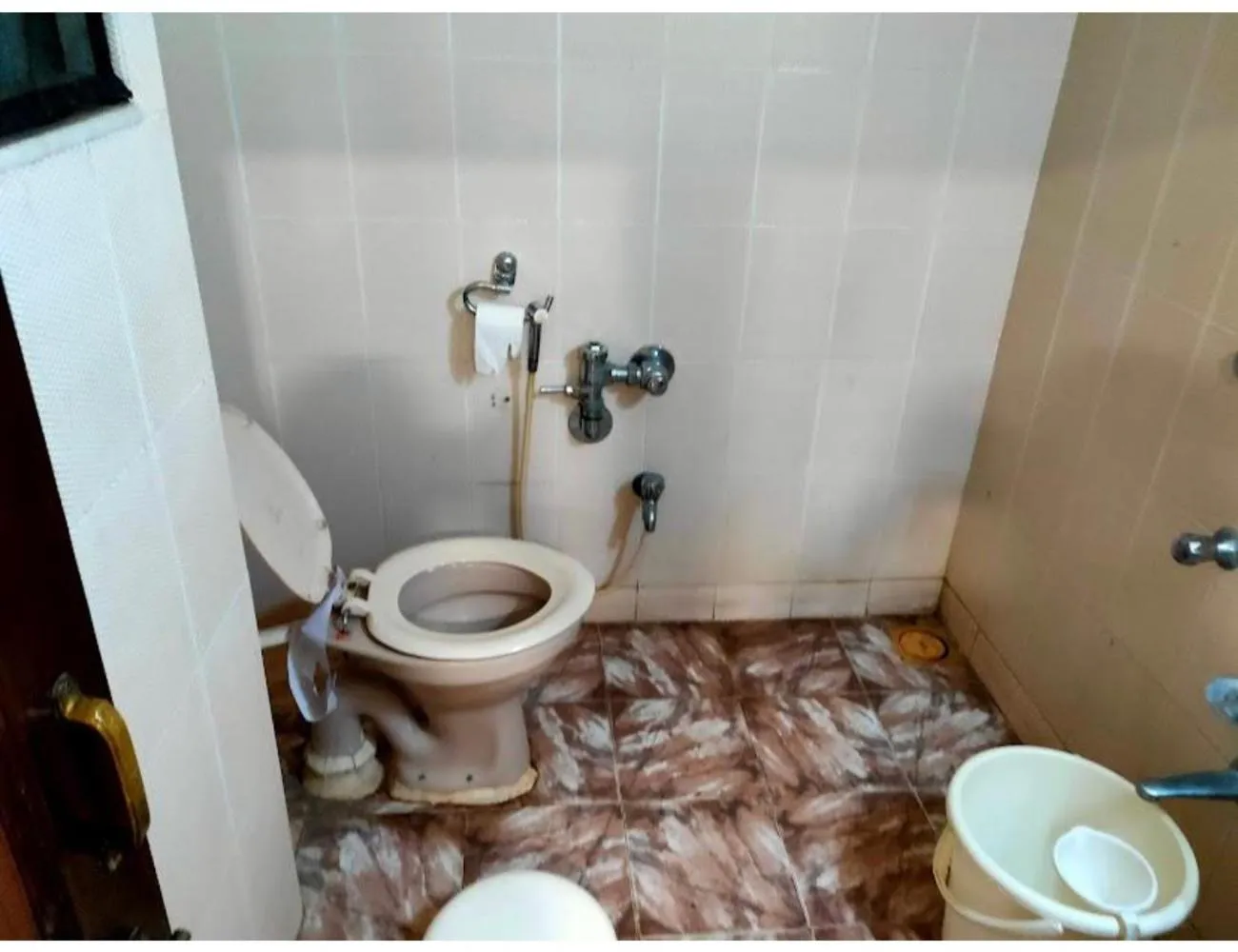 Shower in Hotel Alpha, Vadodara